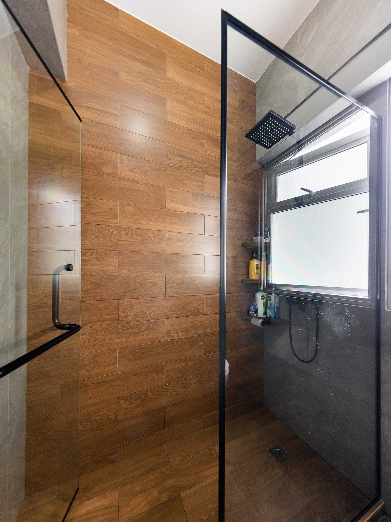 Contemporary Bathroom with Homogeneous Tiles and Shower Screen