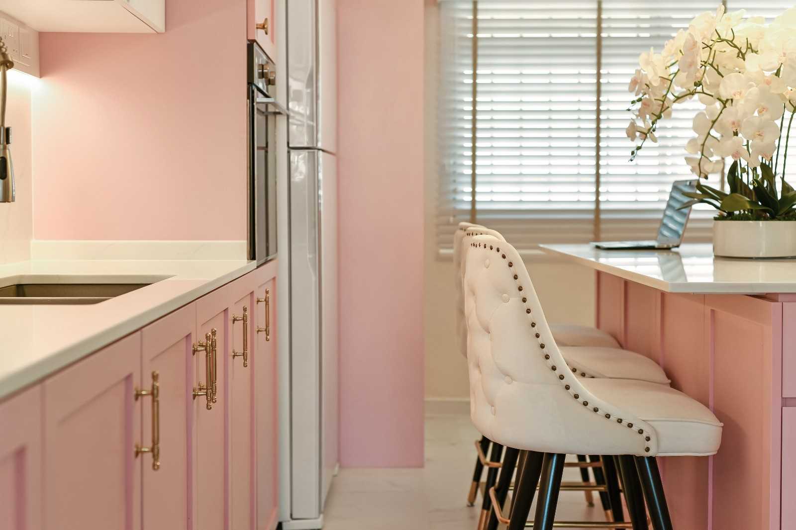 Contemporary Kitchen with Wood Flooring and Kitchen Island