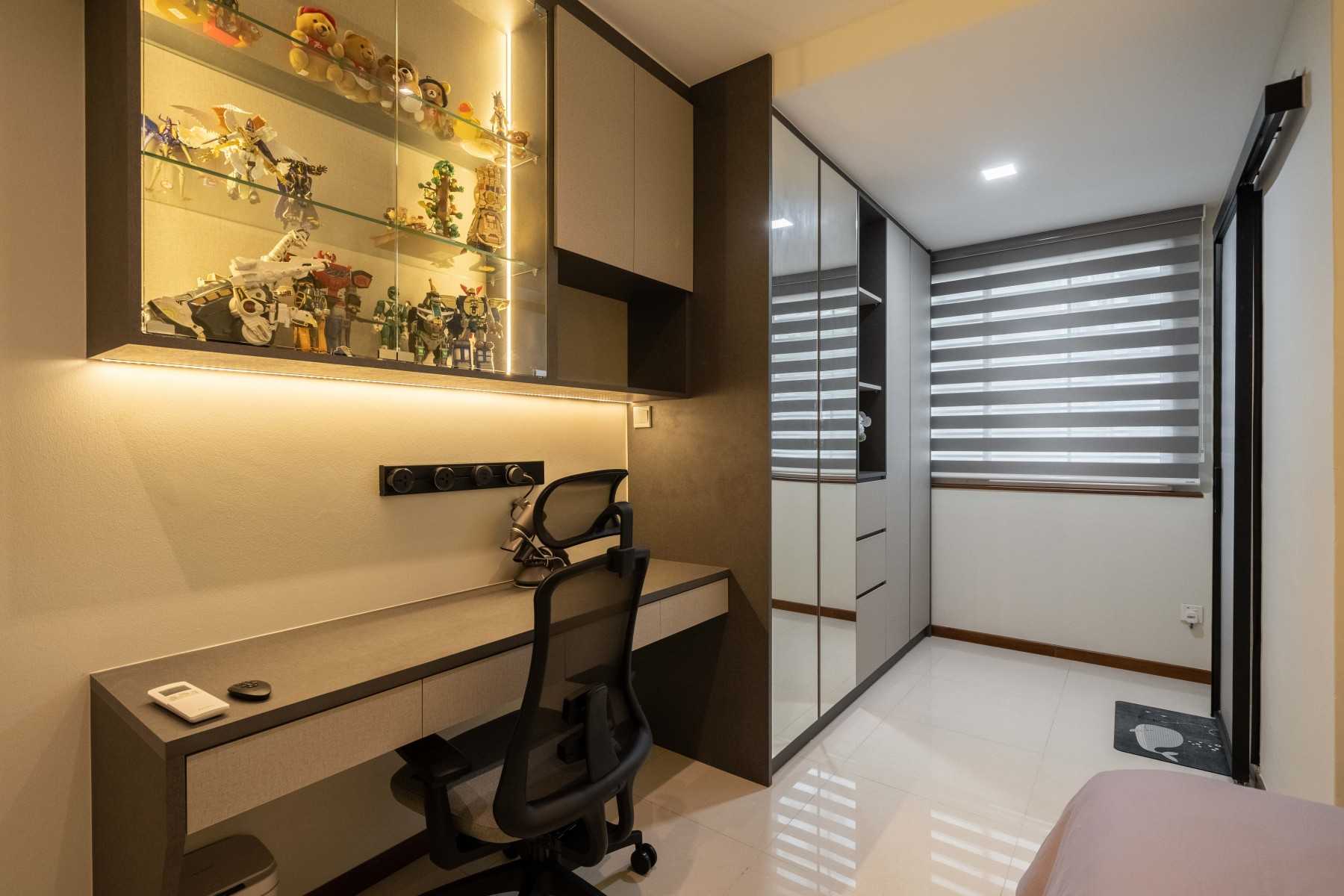 Contemporary Study with Homogeneous Tiles and Wardrobe