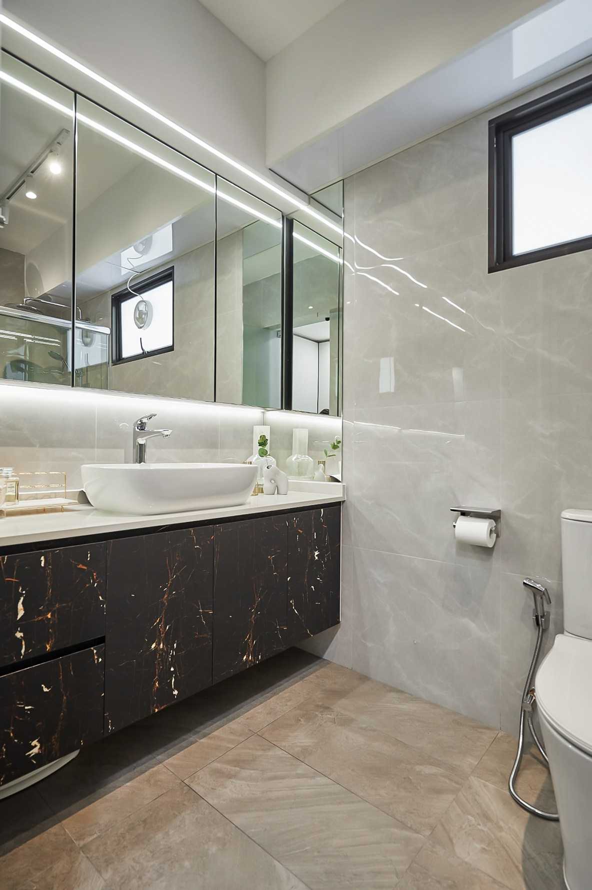 Modern Bathroom with Mirror and Bathroom Storage