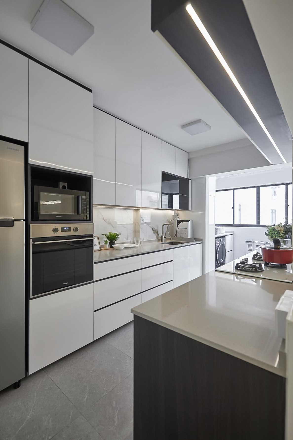 Modern Kitchen with Kitchen Window and Kitchen Backsplash