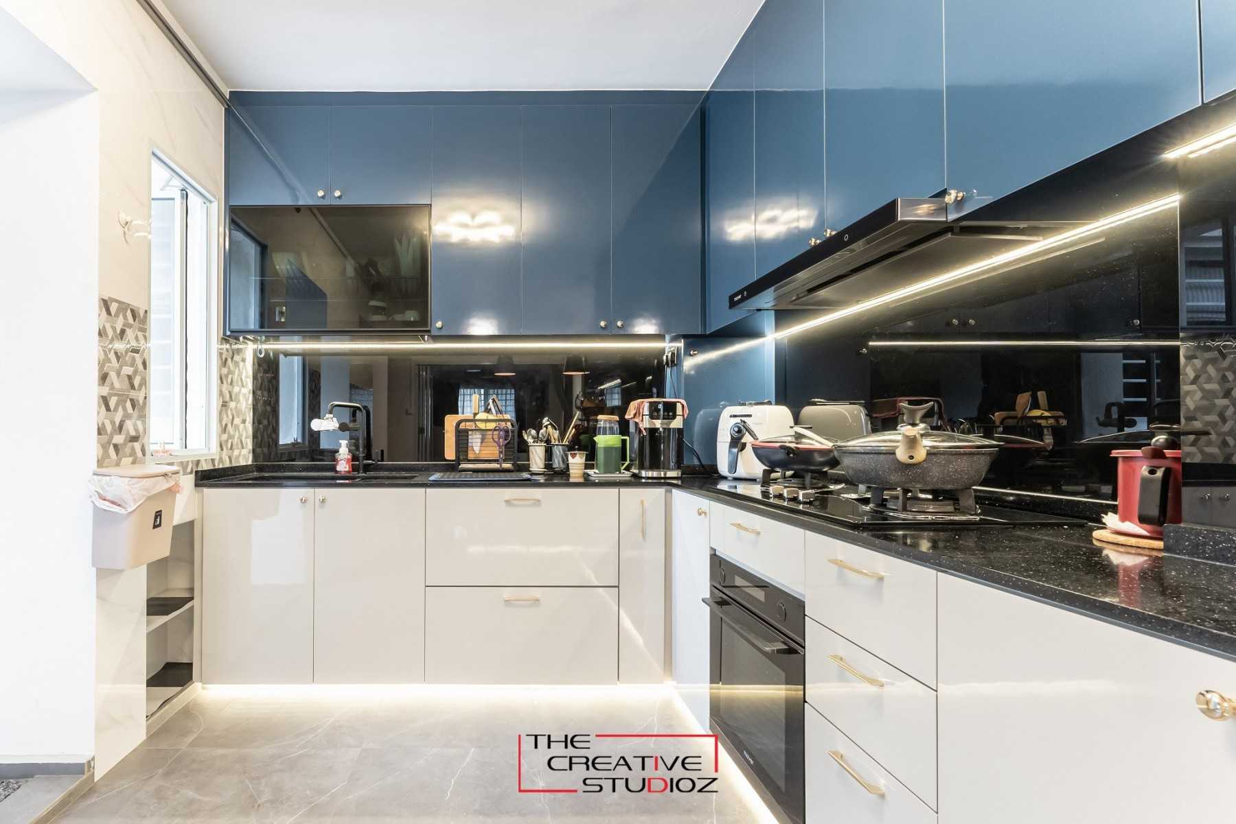 Modern Kitchen with Countertop and Open Kitchen