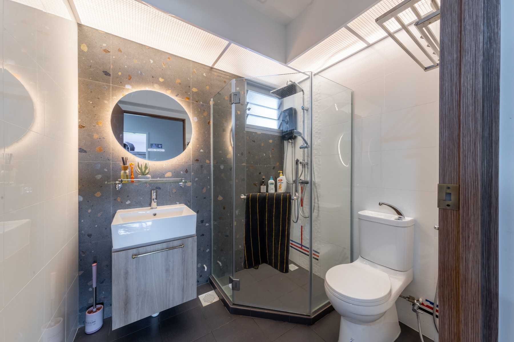 Modern Bathroom with Mirror and Rainshower