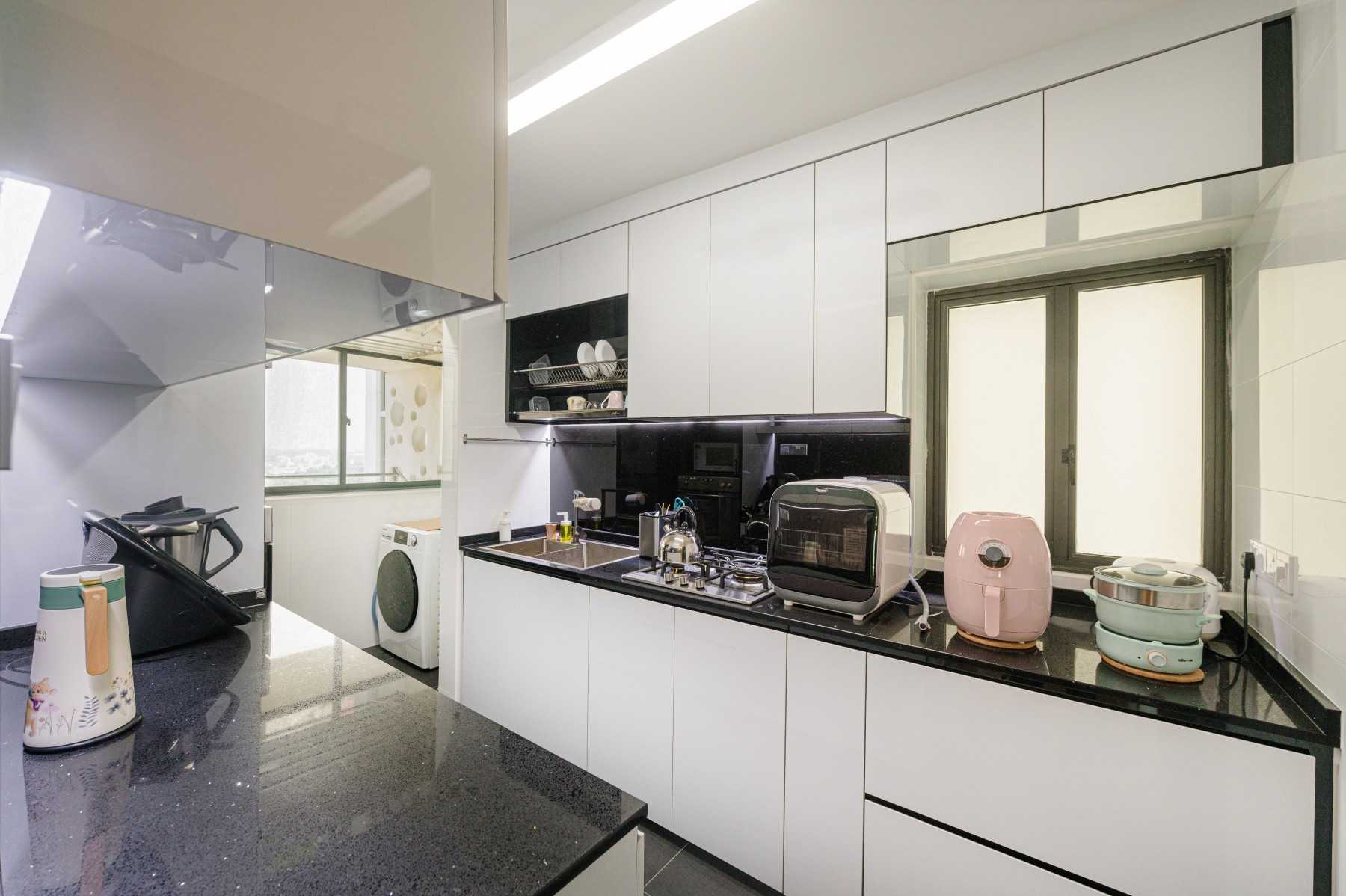 Minimalist Kitchen with Countertop and Homogeneous Tiles