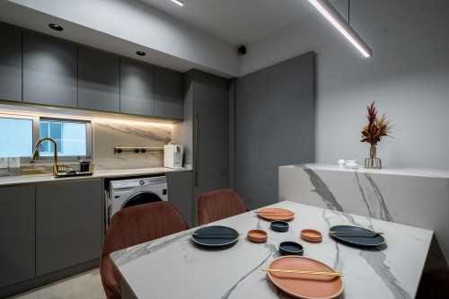 Contemporary Dining Room at Bendemeer | Eight Riversuites