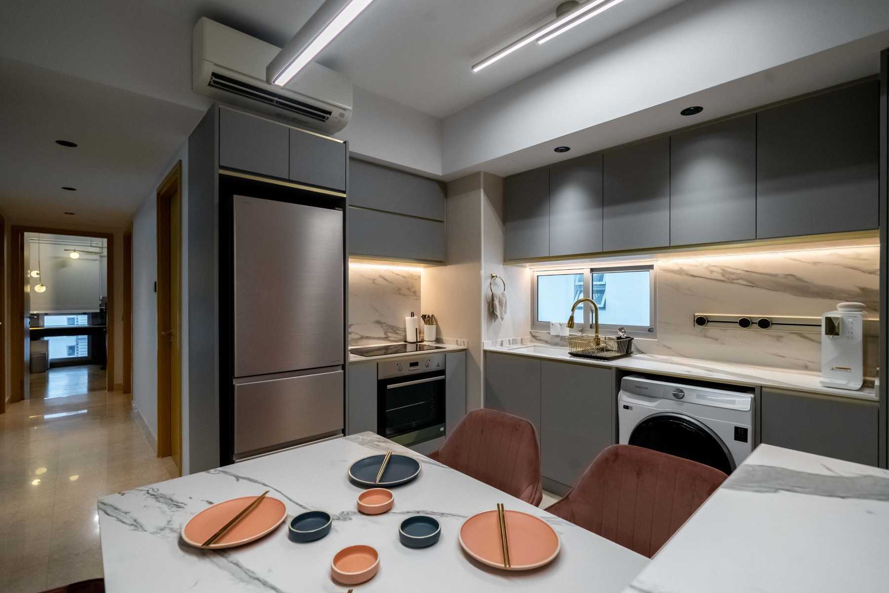 Contemporary Kitchen with Vinyl Flooring and Kitchen Window