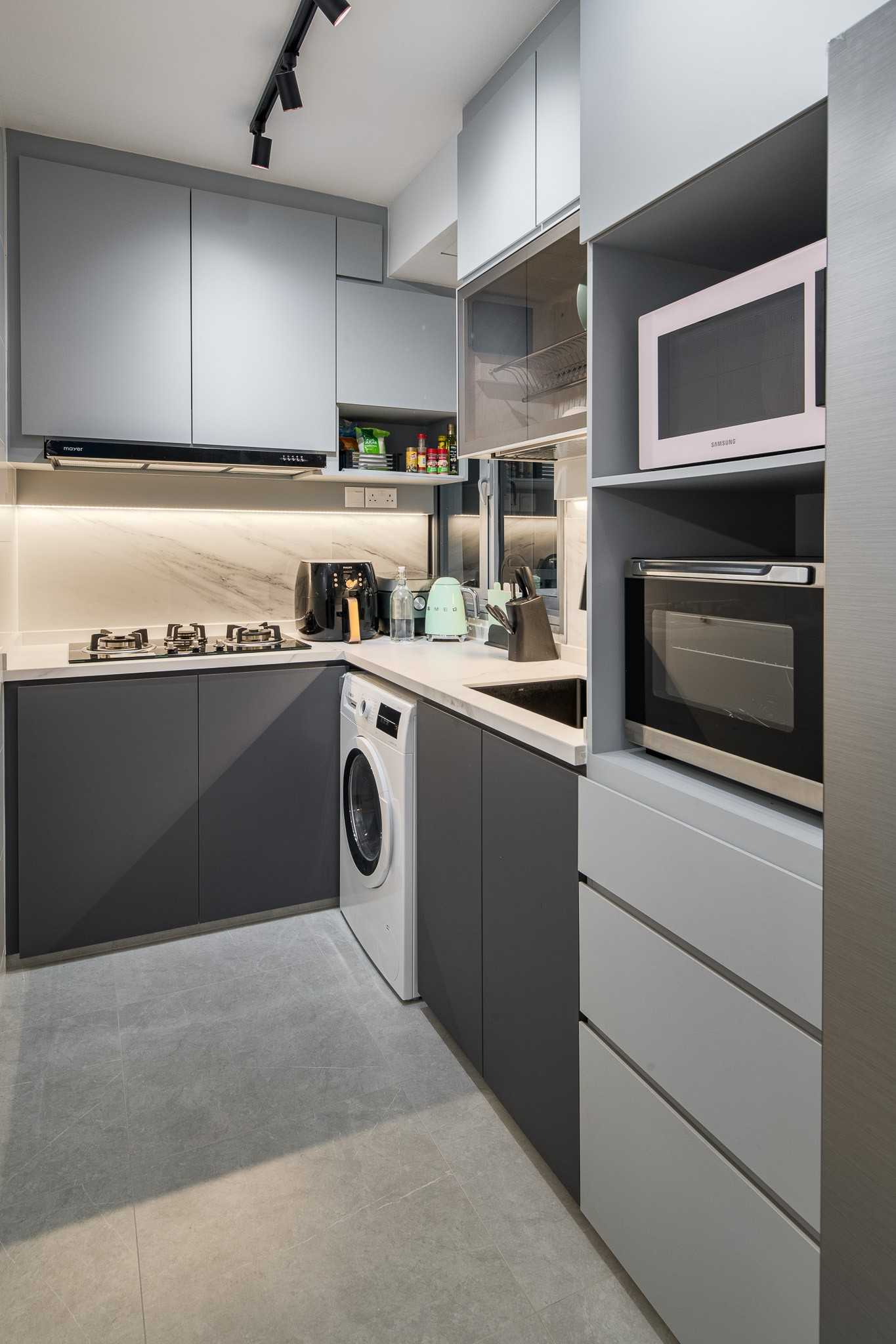 Contemporary Kitchen with Countertop and Homogeneous Tiles