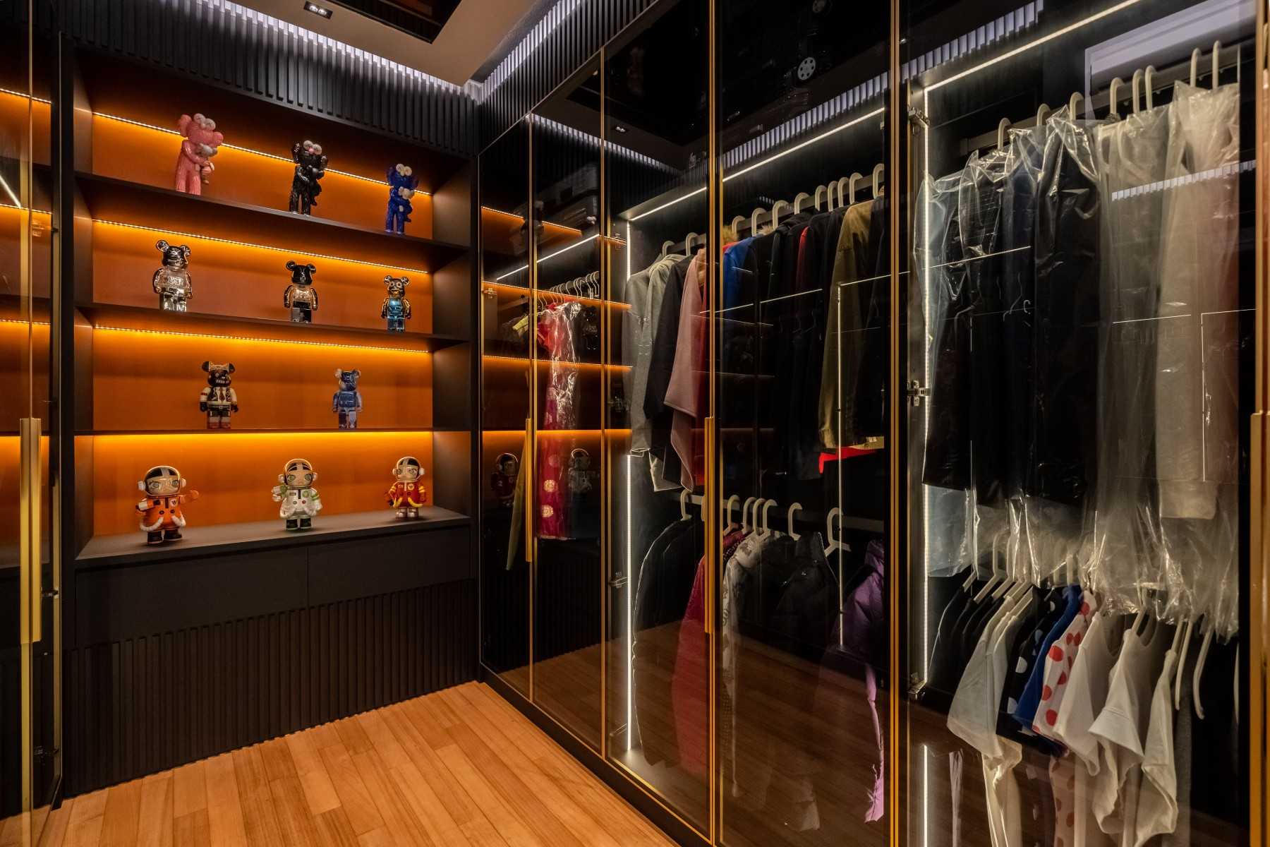 Modern Walk-in Wardrobe with Mirror and Wardrobe