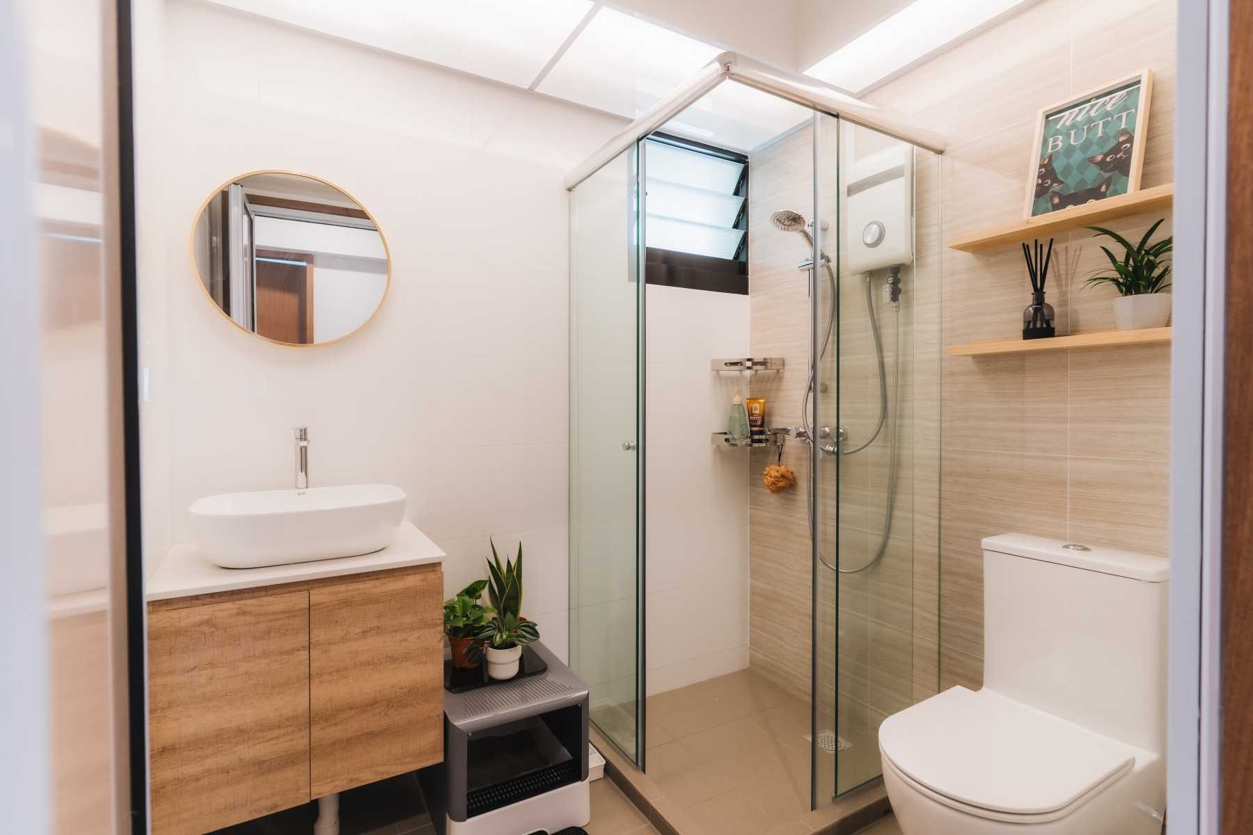 Scandinavian Bathroom with Mirror and Bathroom Storage