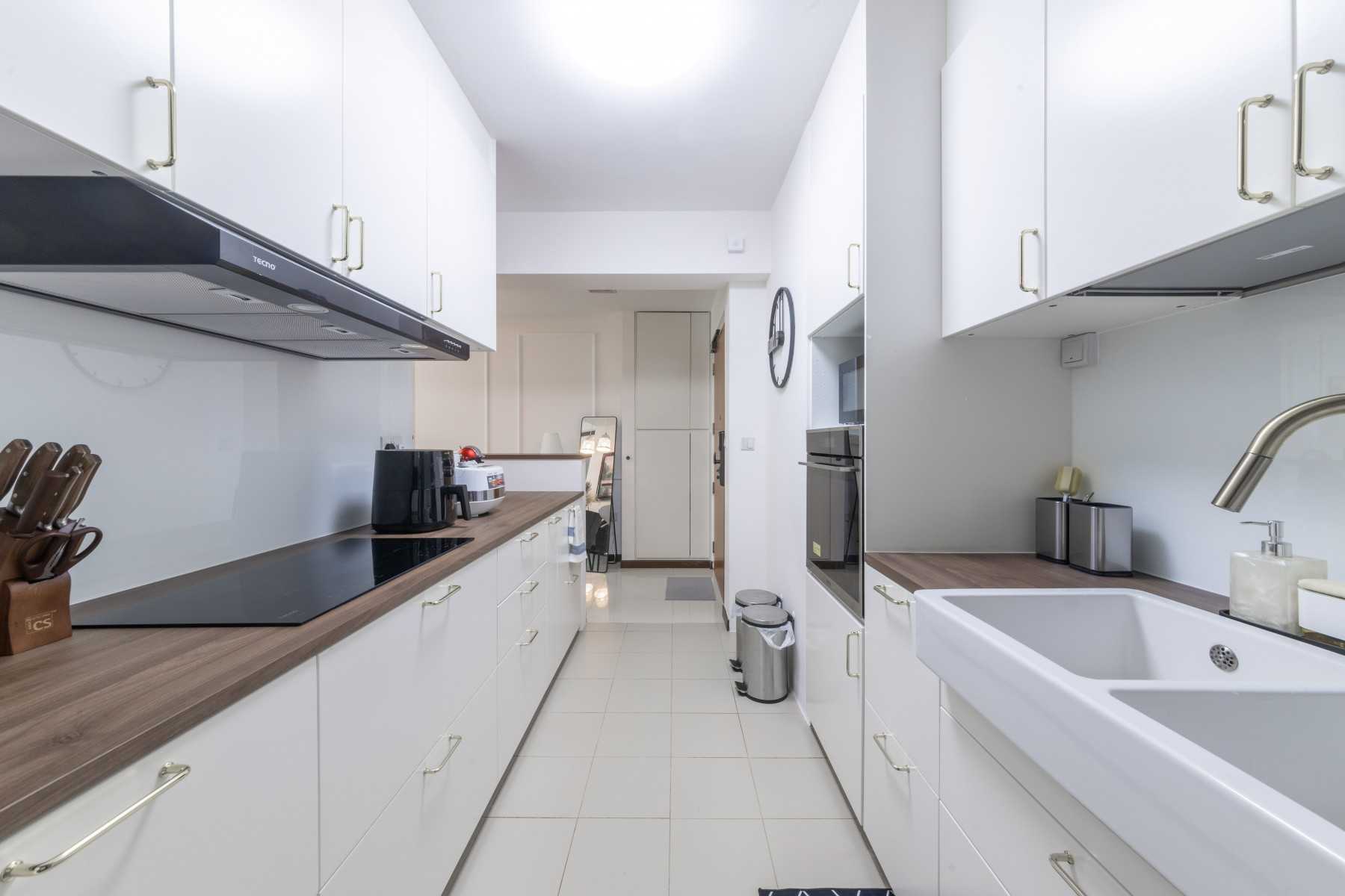 Minimalist Kitchen with Countertop and Kitchen Backsplash