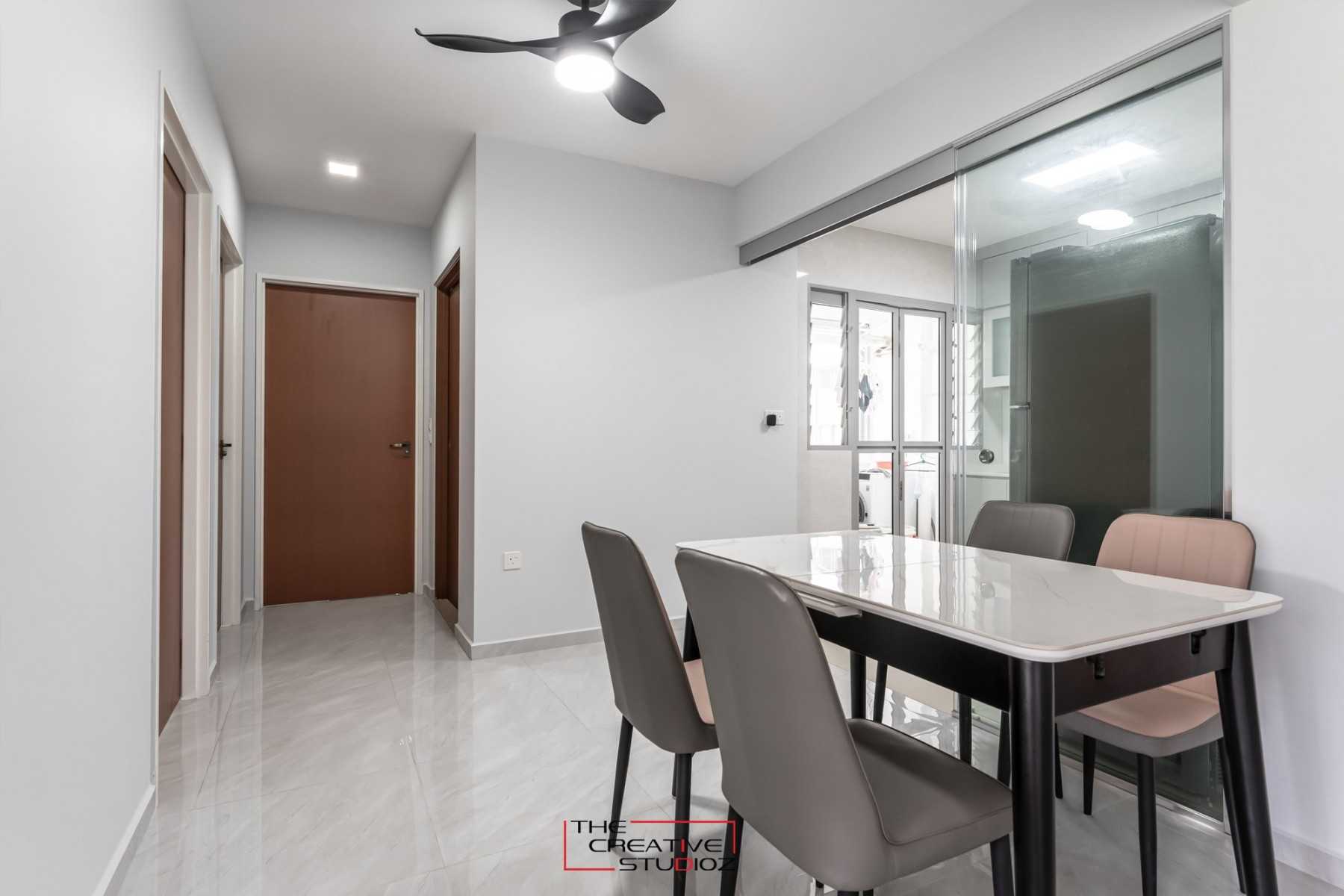 Minimalist Dining Room with Dining Table and Dining Chairs