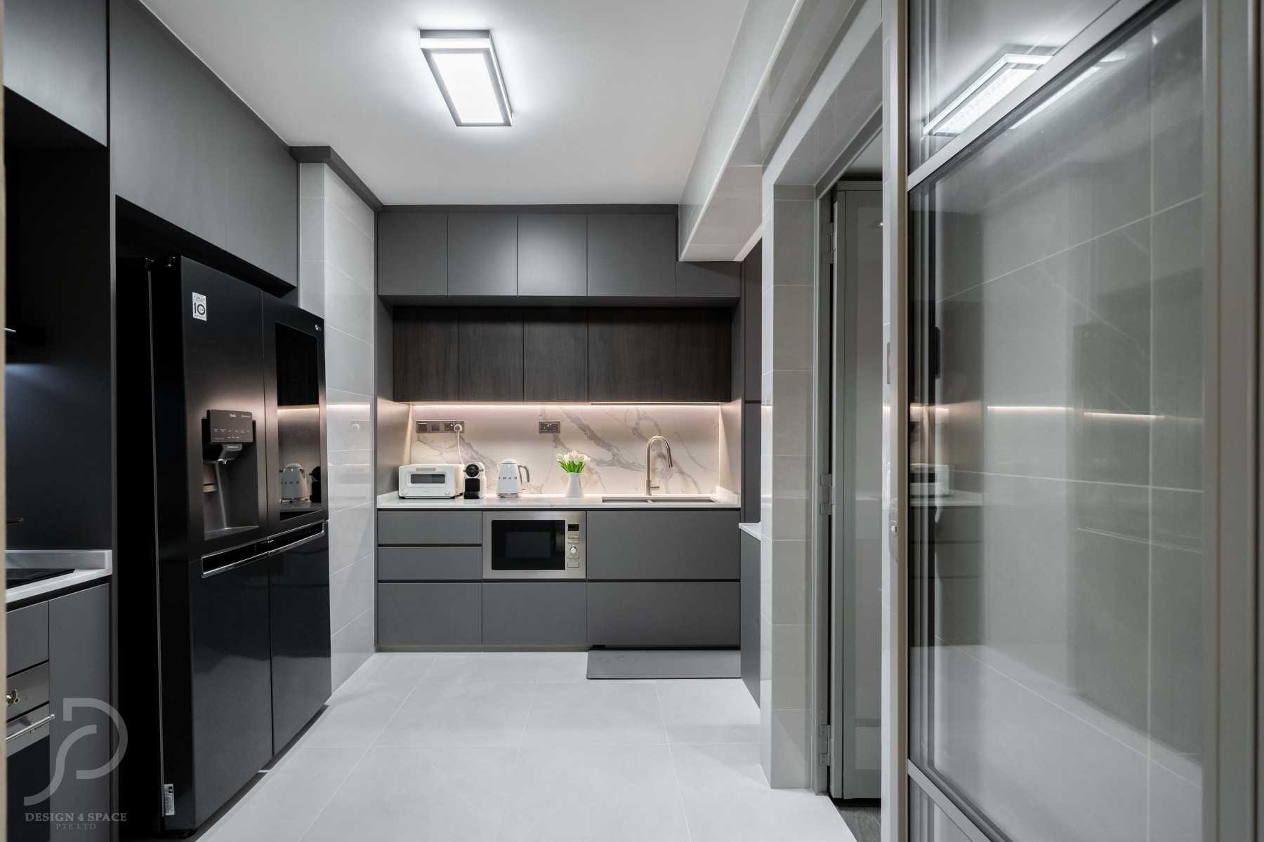 Modern Kitchen with Vinyl Flooring and Homogeneous Tiles