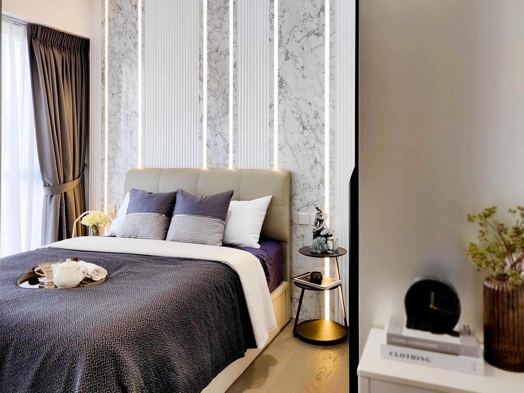 Modern Bedroom with Feature Wall and Lighting