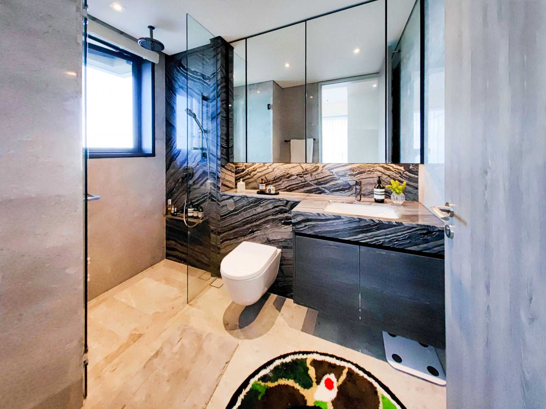 Modern Bathroom with Mirror and Bathroom Storage
