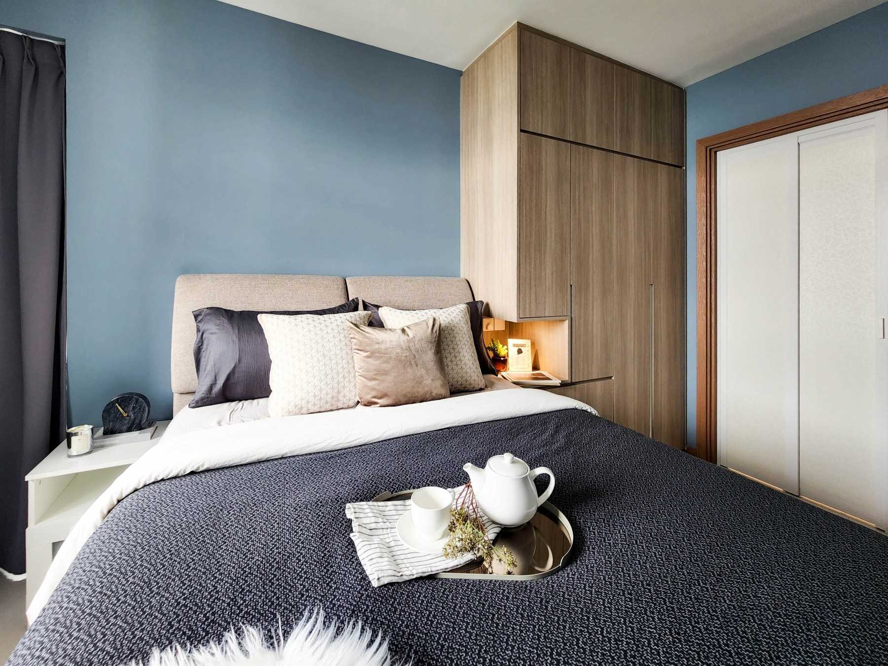 Modern Bedroom with Wardrobe and Queen Bed