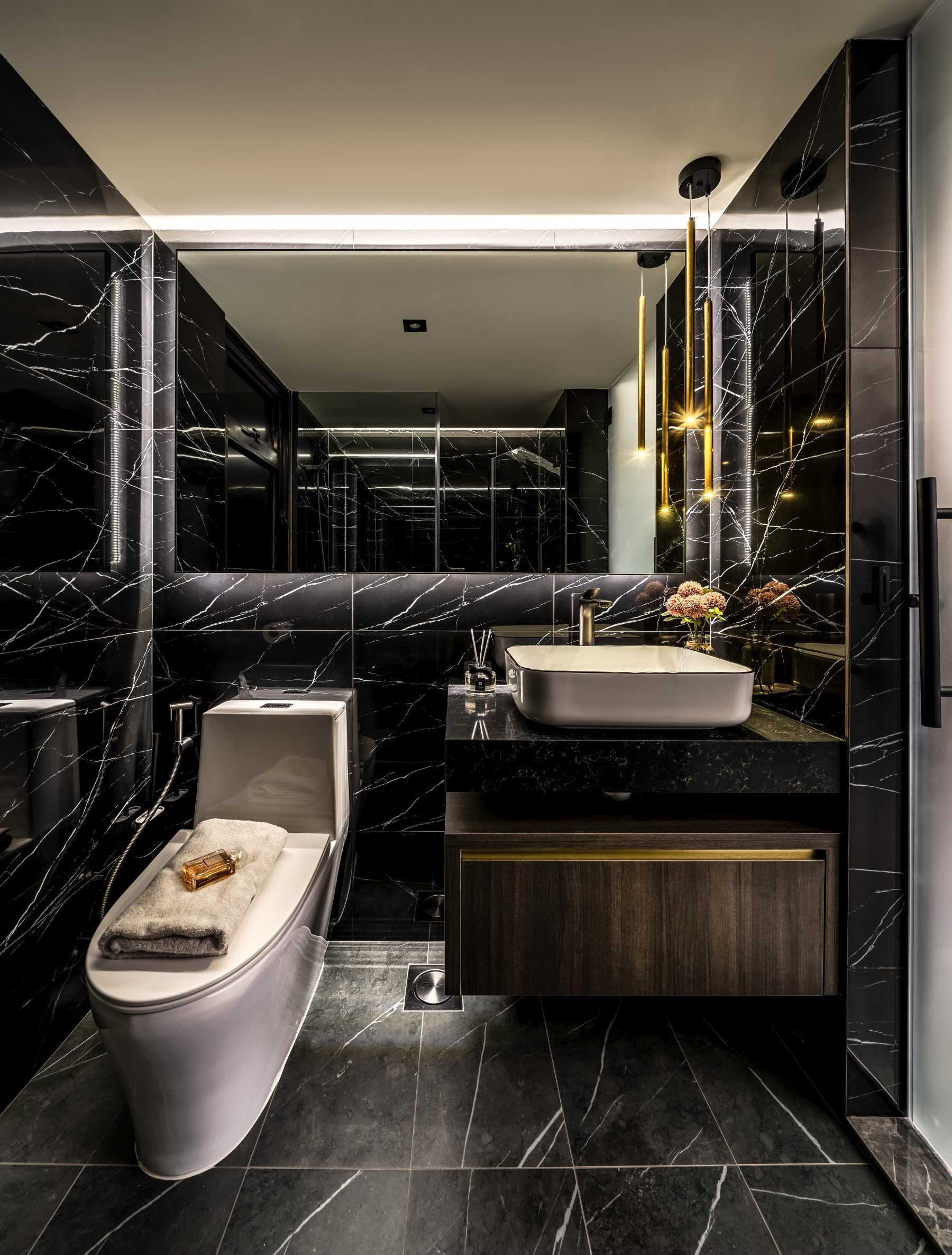 Modern Bathroom with Countertop and Mirror