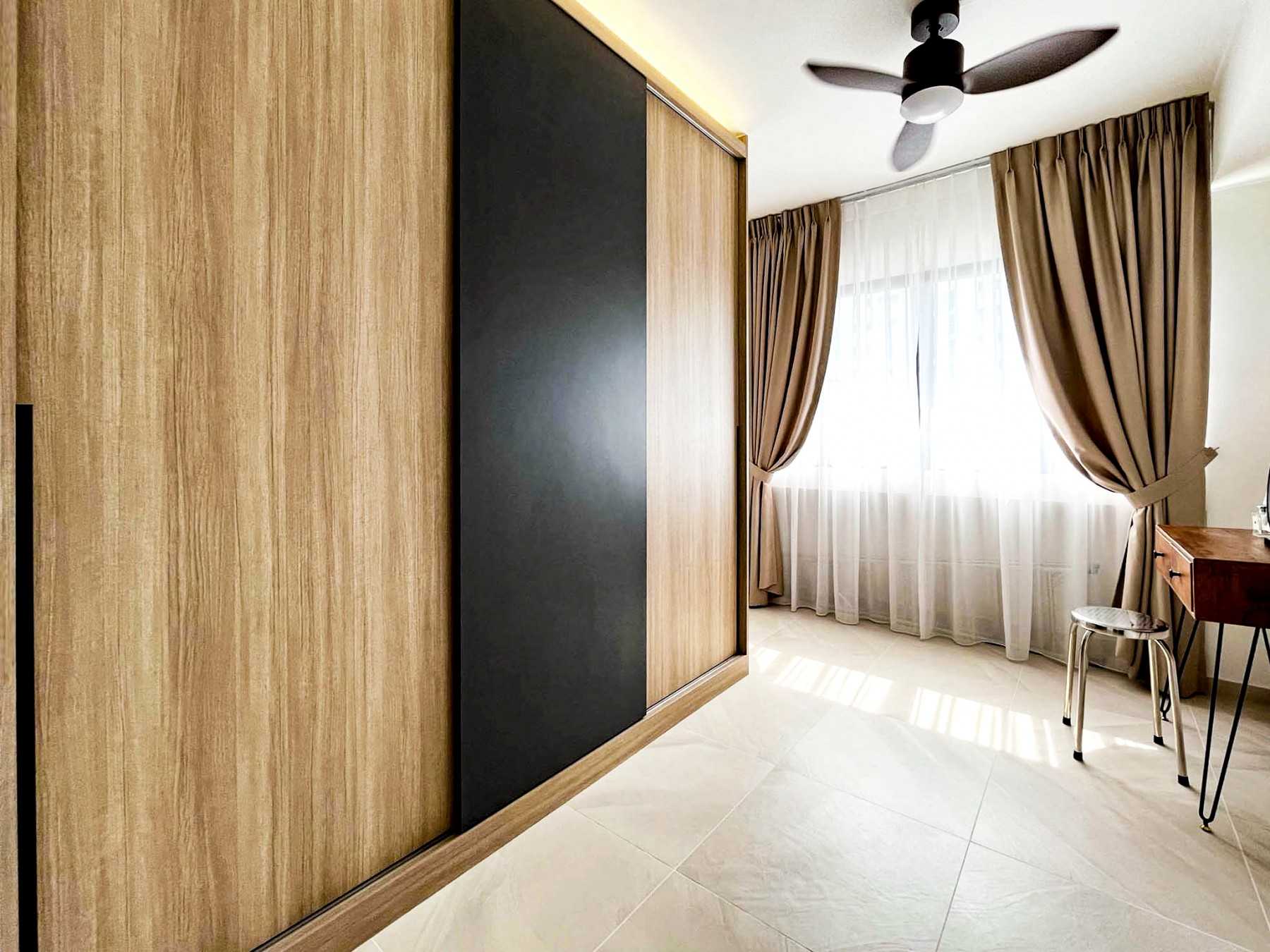 Scandinavian Walk-in Wardrobe with Wardrobe and Vanity Counter