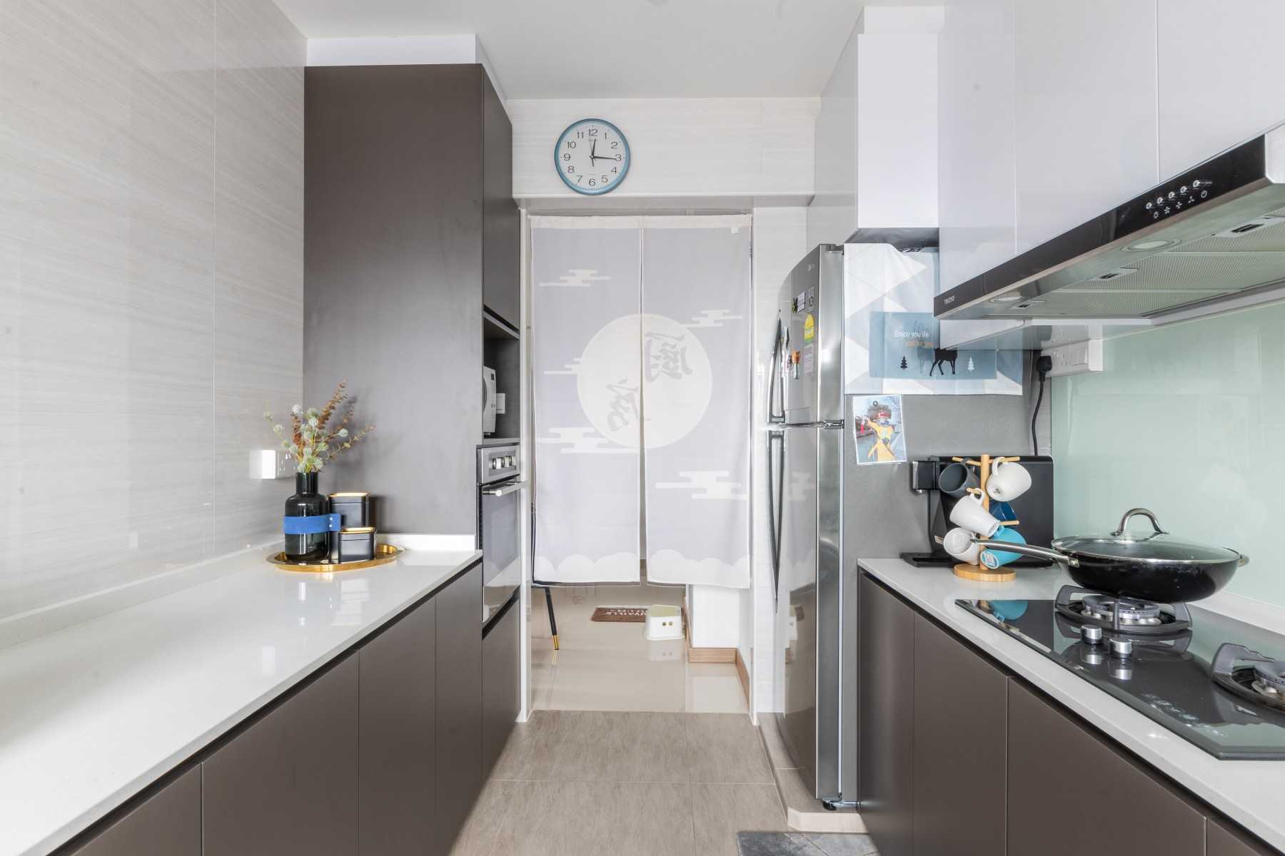 Contemporary Kitchen with Countertop and Storage Cabinets