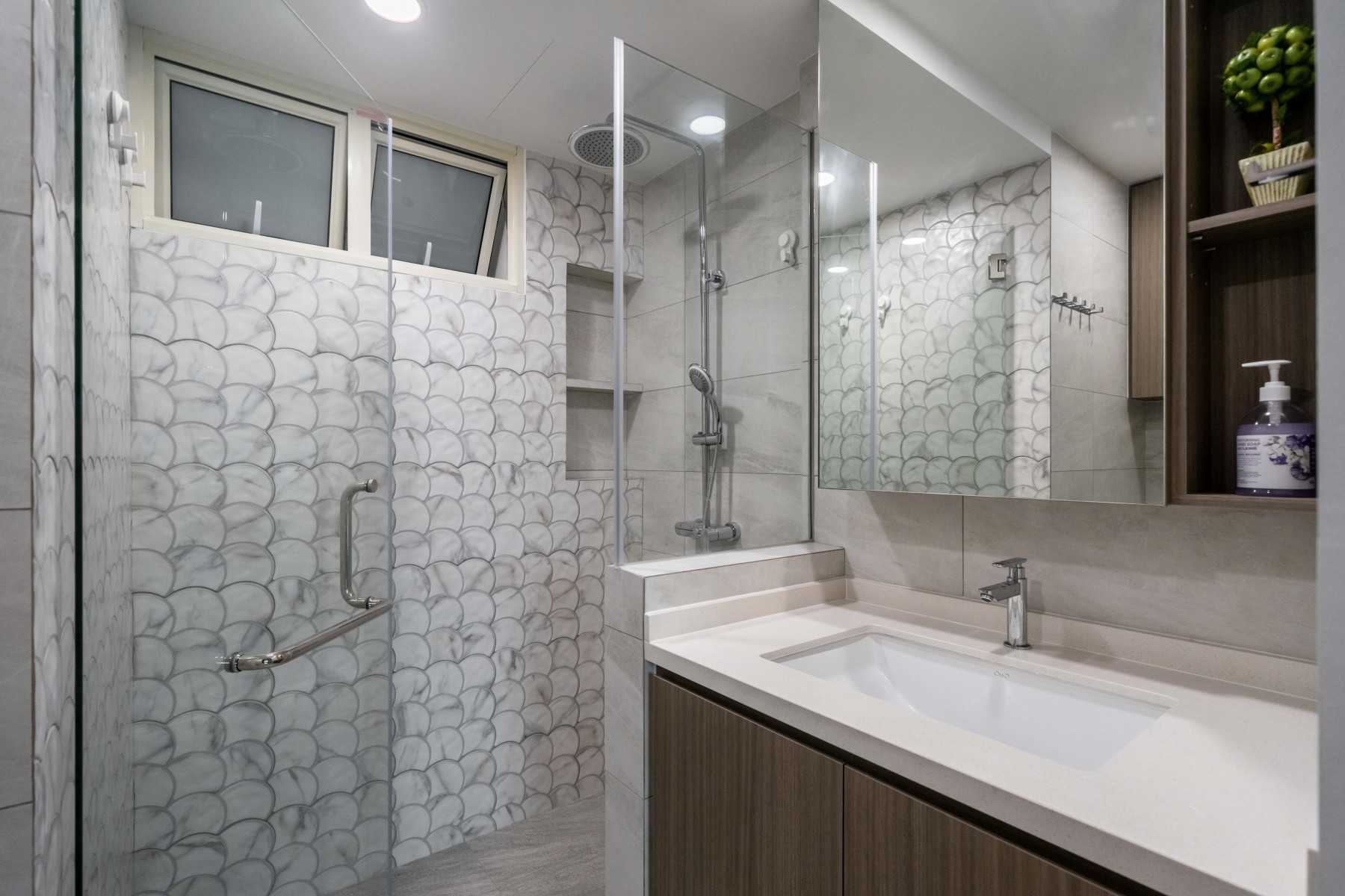 Contemporary Bathroom with Homogeneous Tiles and Herringbone Tiling