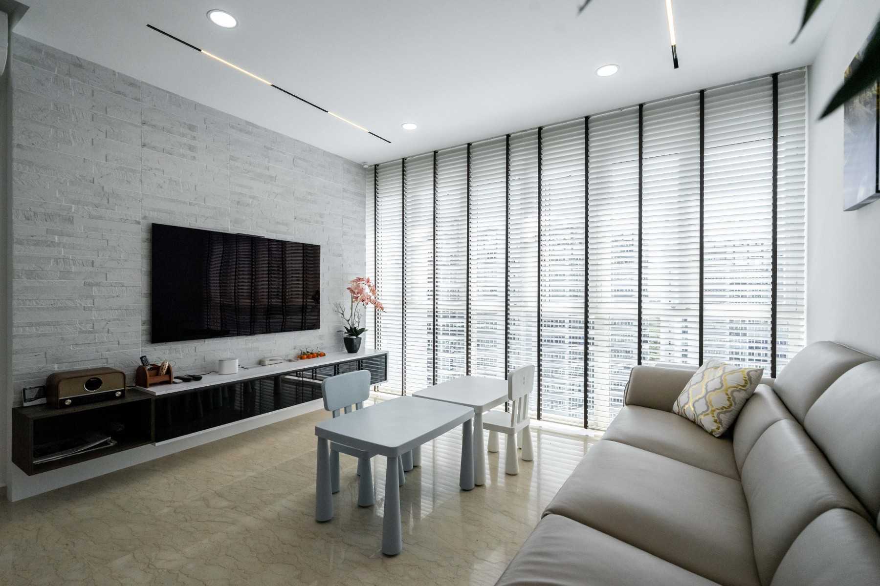 Contemporary Living Room with Vinyl Flooring and Homogeneous Tiles