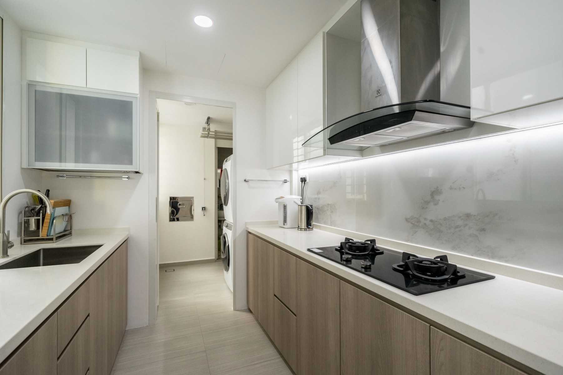 Contemporary Kitchen with Vinyl Flooring and Homogeneous Tiles