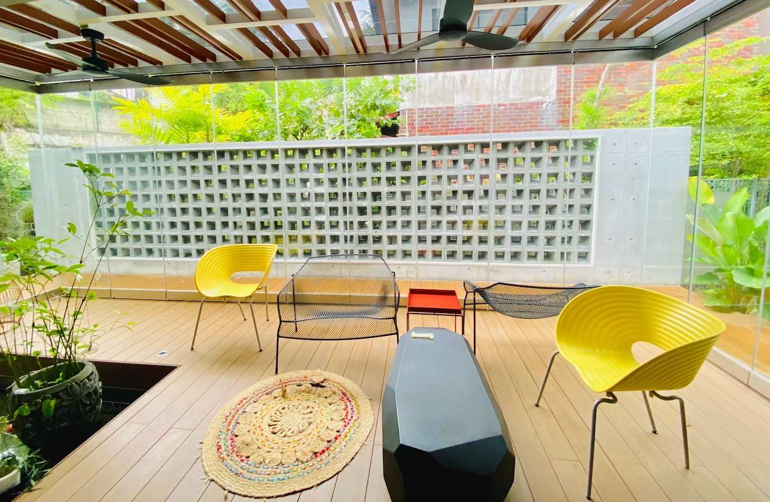Transitional Courtyard with Wood Flooring and Feature Wall
