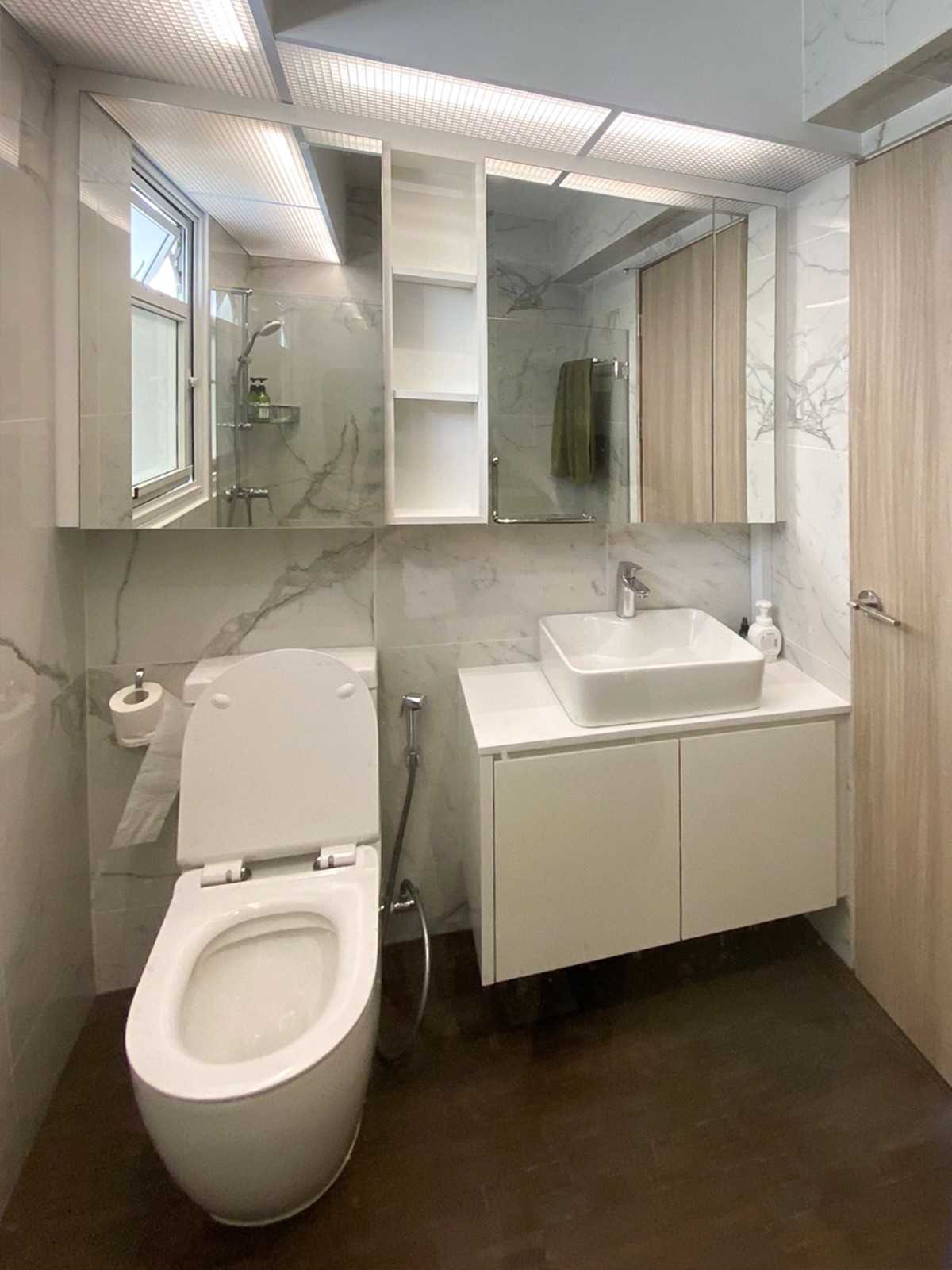 Scandinavian Bathroom with Mirror and Bathroom Storage