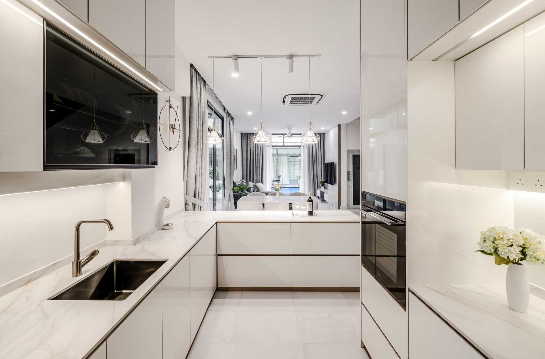 Minimalist Kitchen with Countertop and Kitchen Island