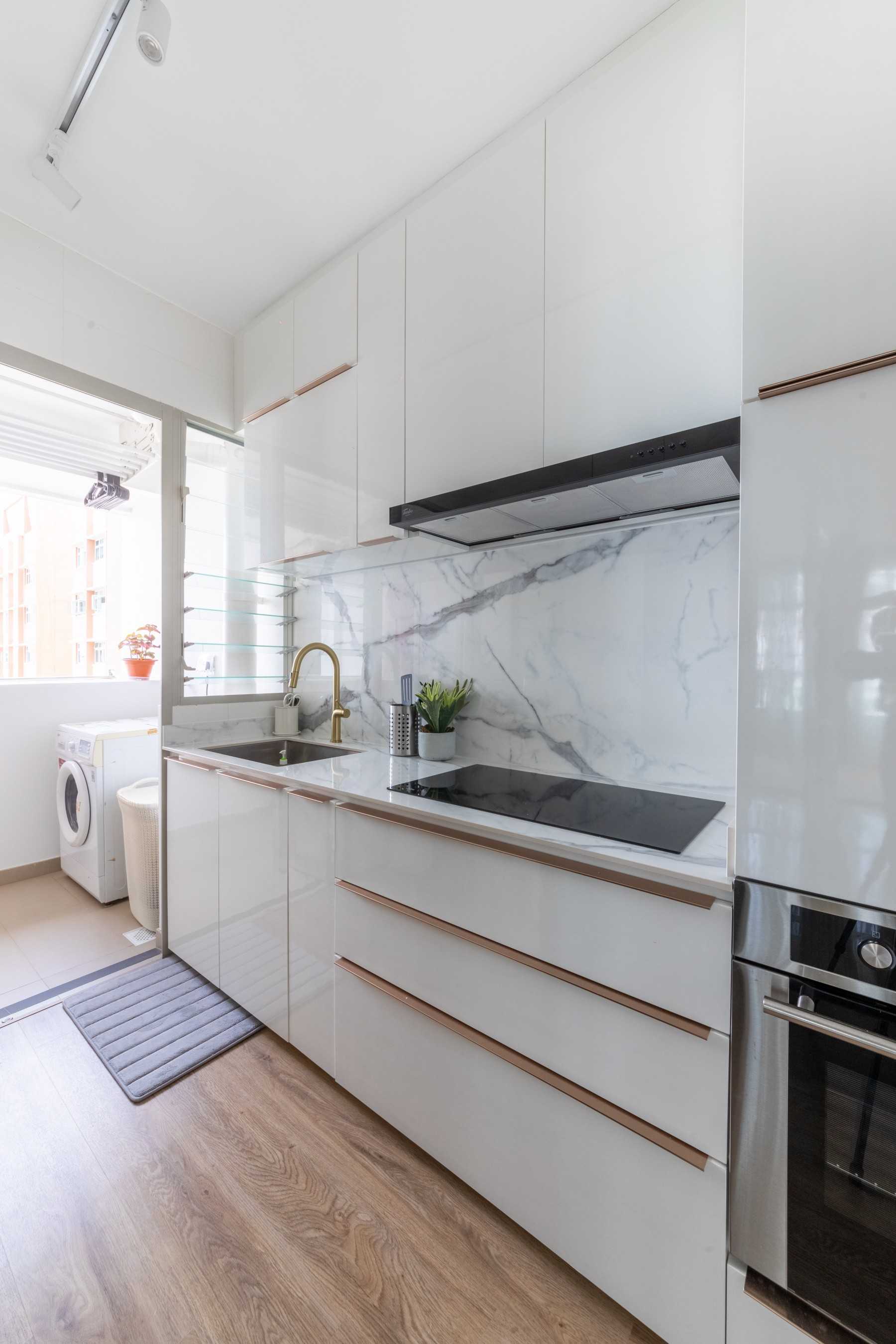 Minimalist Kitchen with Kitchen Backsplash and Kitchen Accessories