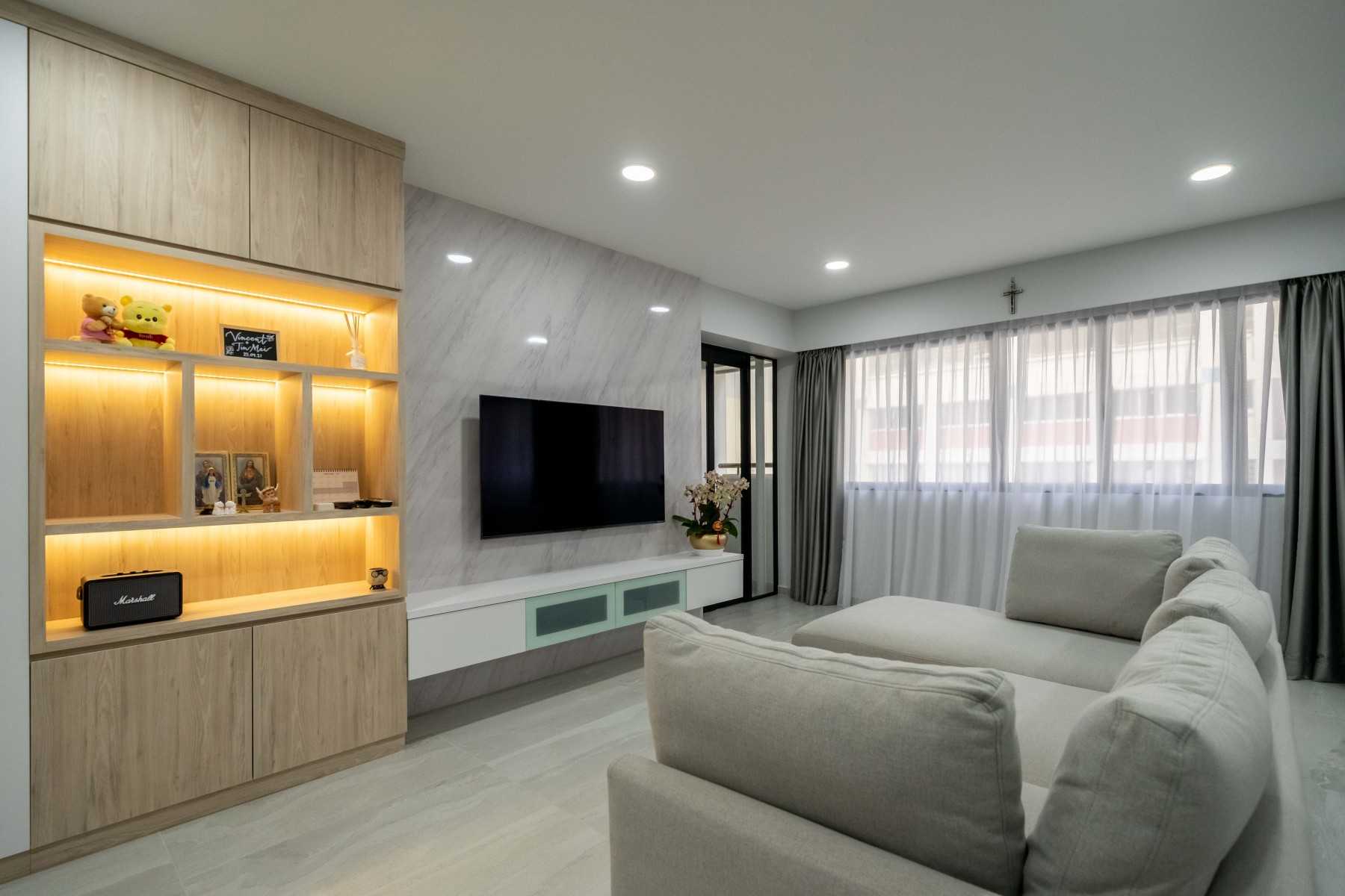 Contemporary Walk-in Wardrobe with Mirror and Wardrobe