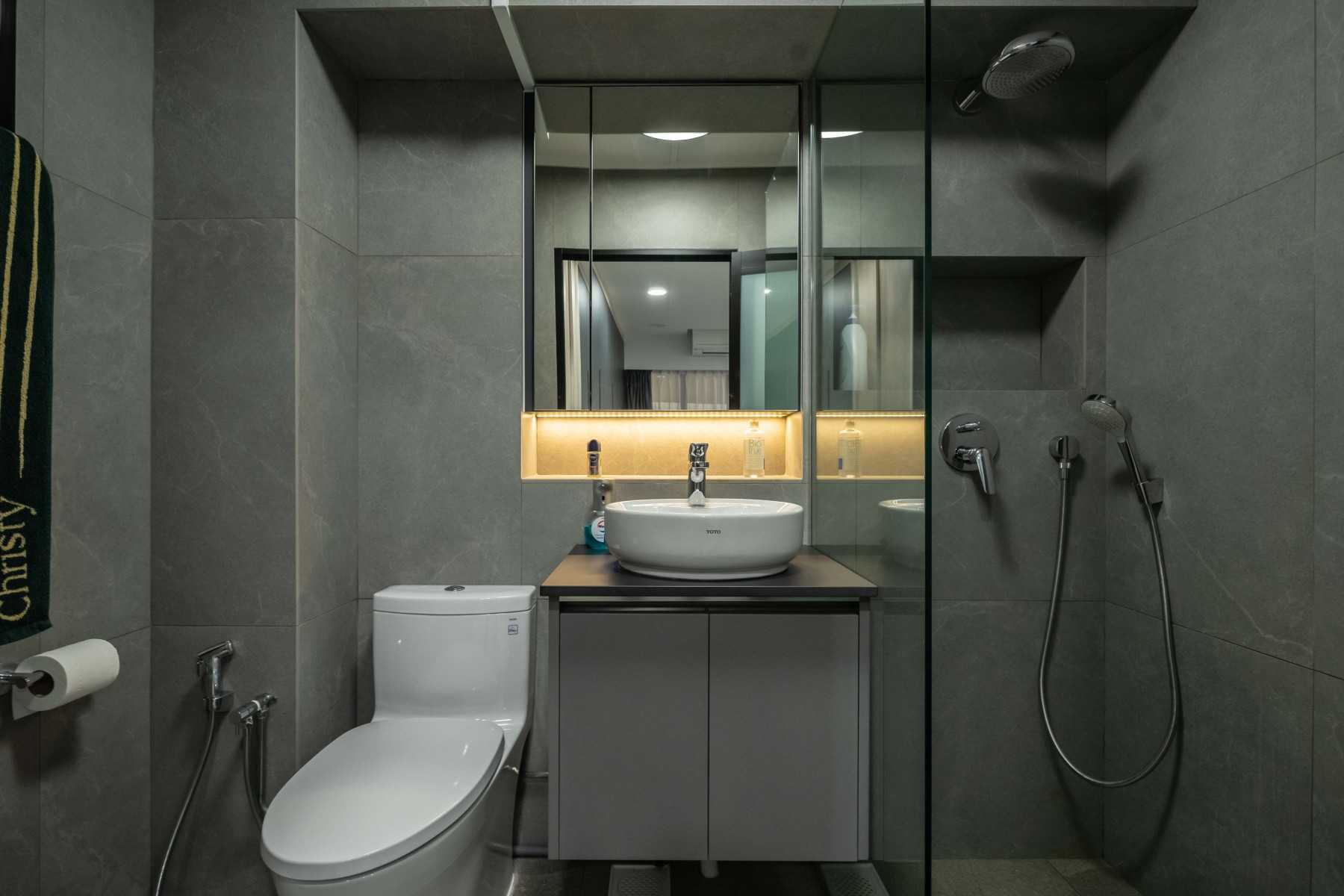 Contemporary Bathroom with Homogeneous Tiles and Mirror
