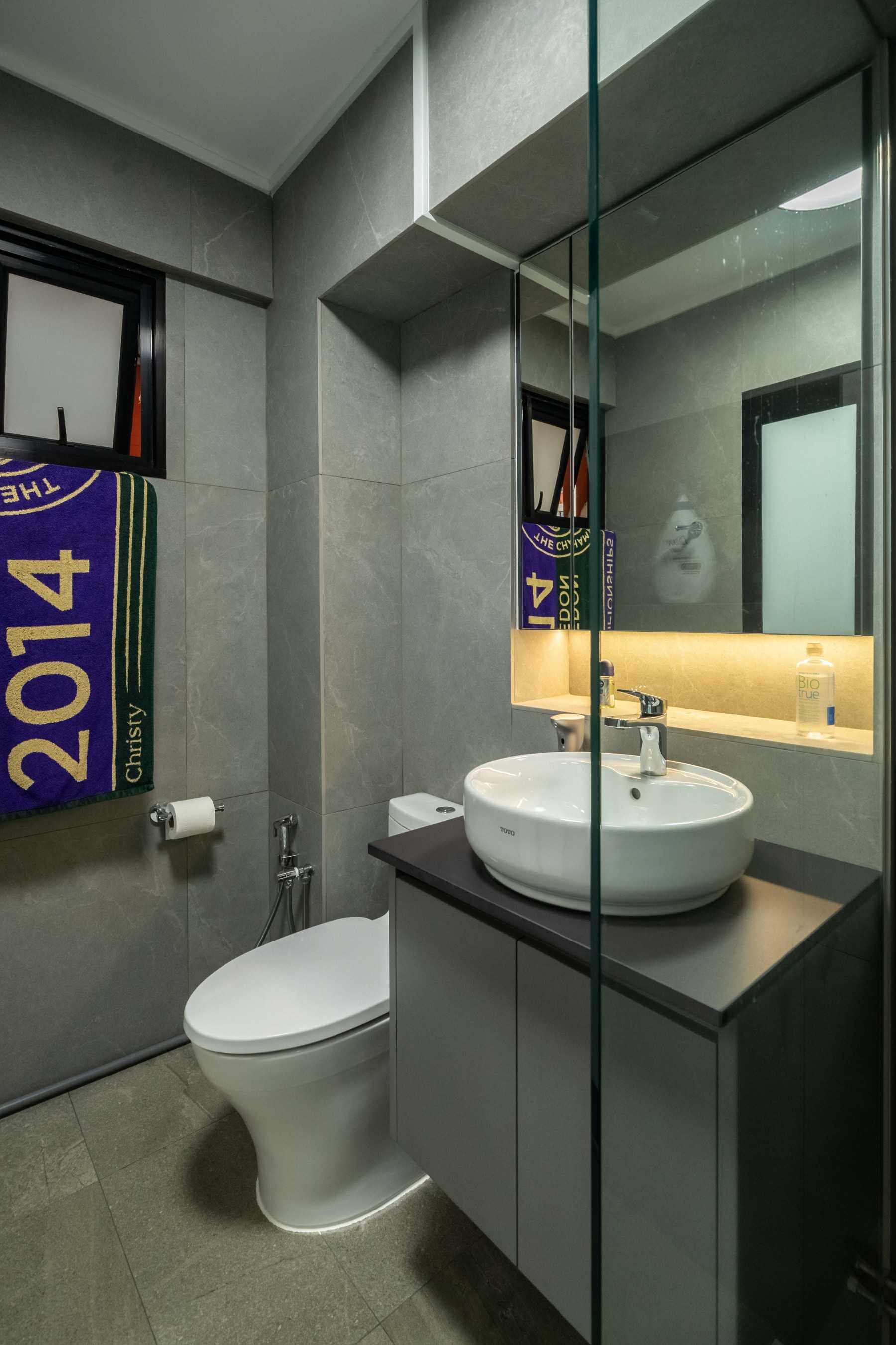 Contemporary Bathroom with Mirror and Bathtub