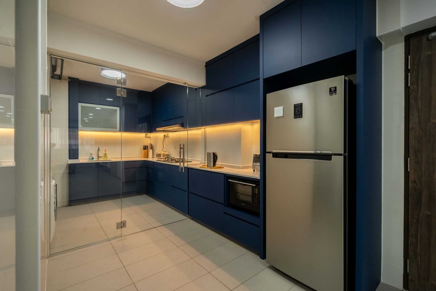 Contemporary Kitchen with Homogeneous Tiles and Open Kitchen