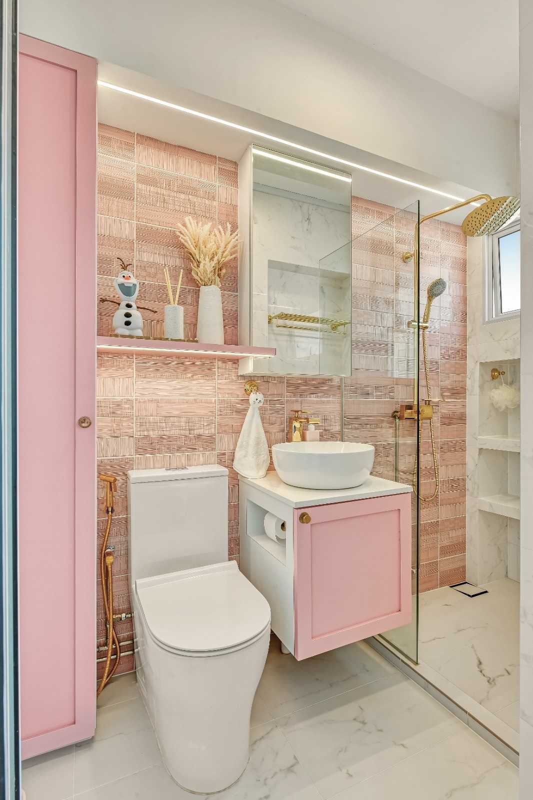 Transitional Bathroom with Parquet Floor and Marble Floor