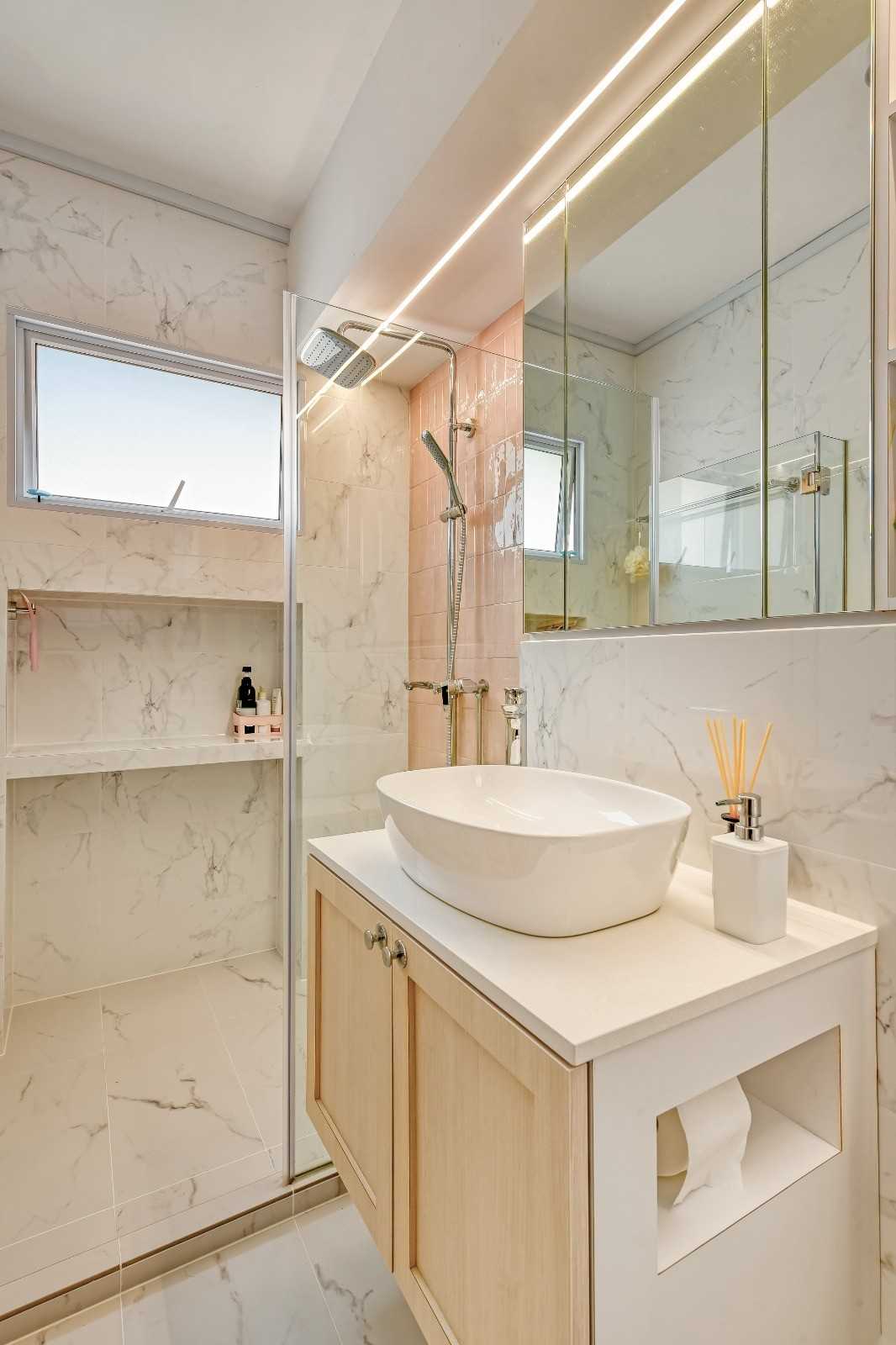 Transitional Bathroom with Wood Flooring and Mirror