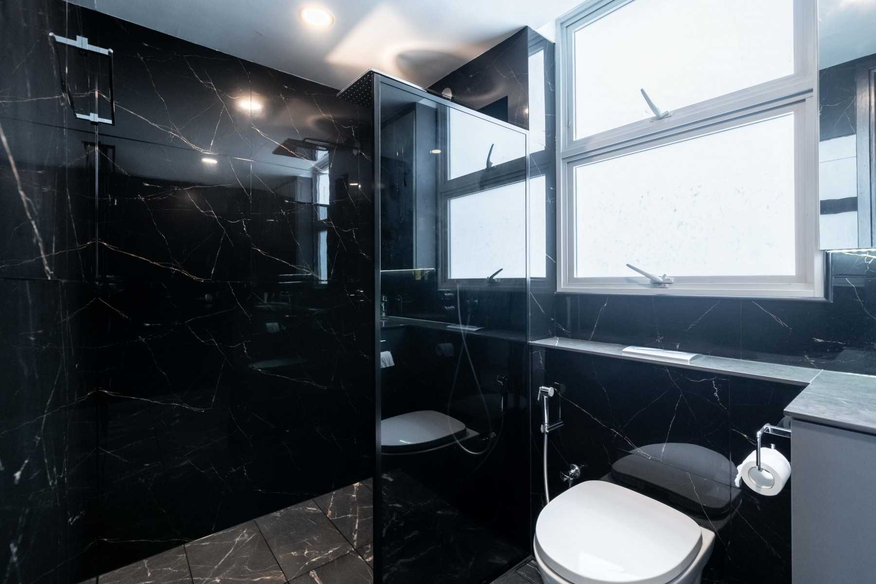 Modern Bathroom with Countertop and Cement Floor