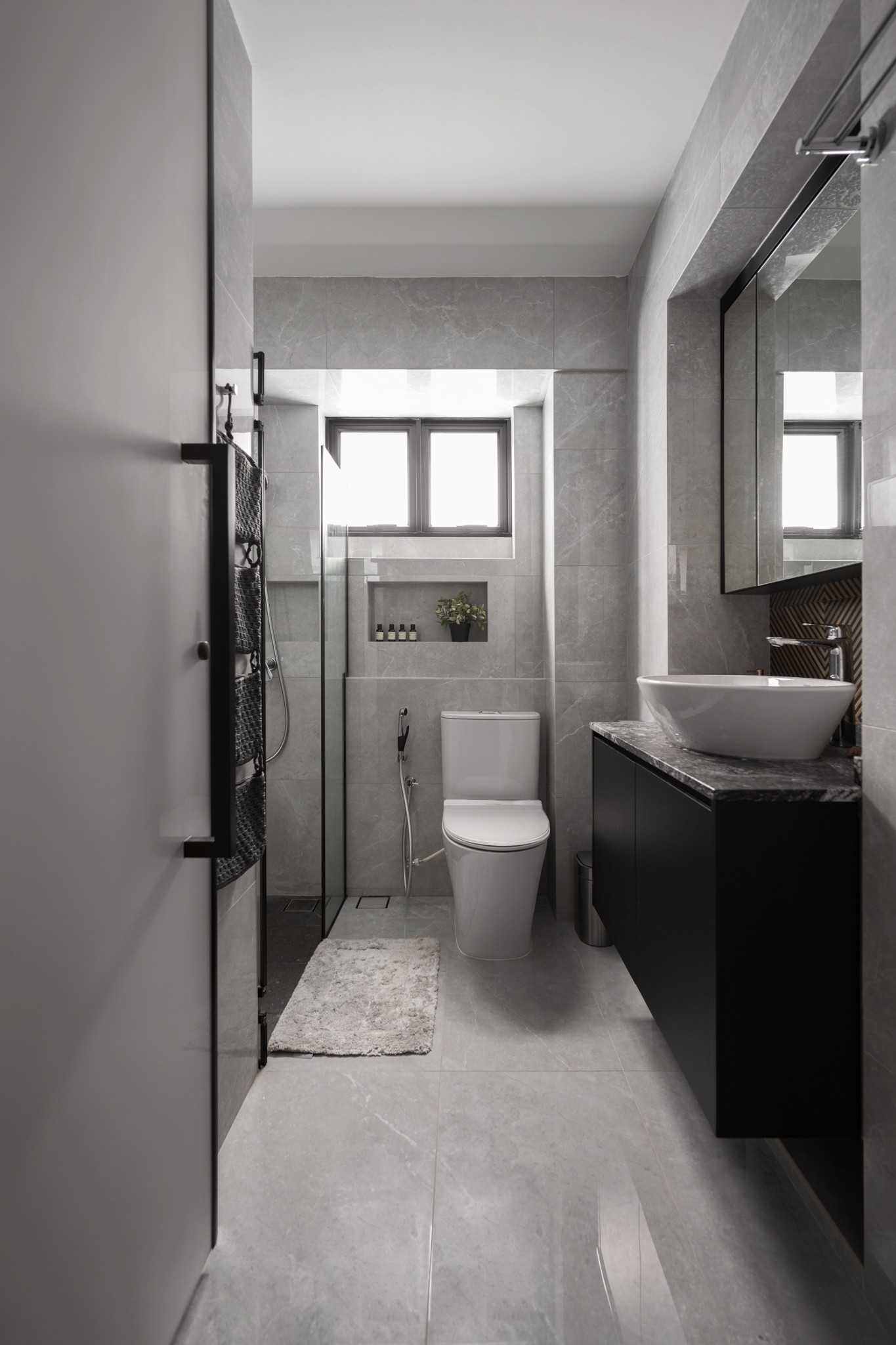 Modern Bathroom with Countertop and Mirror
