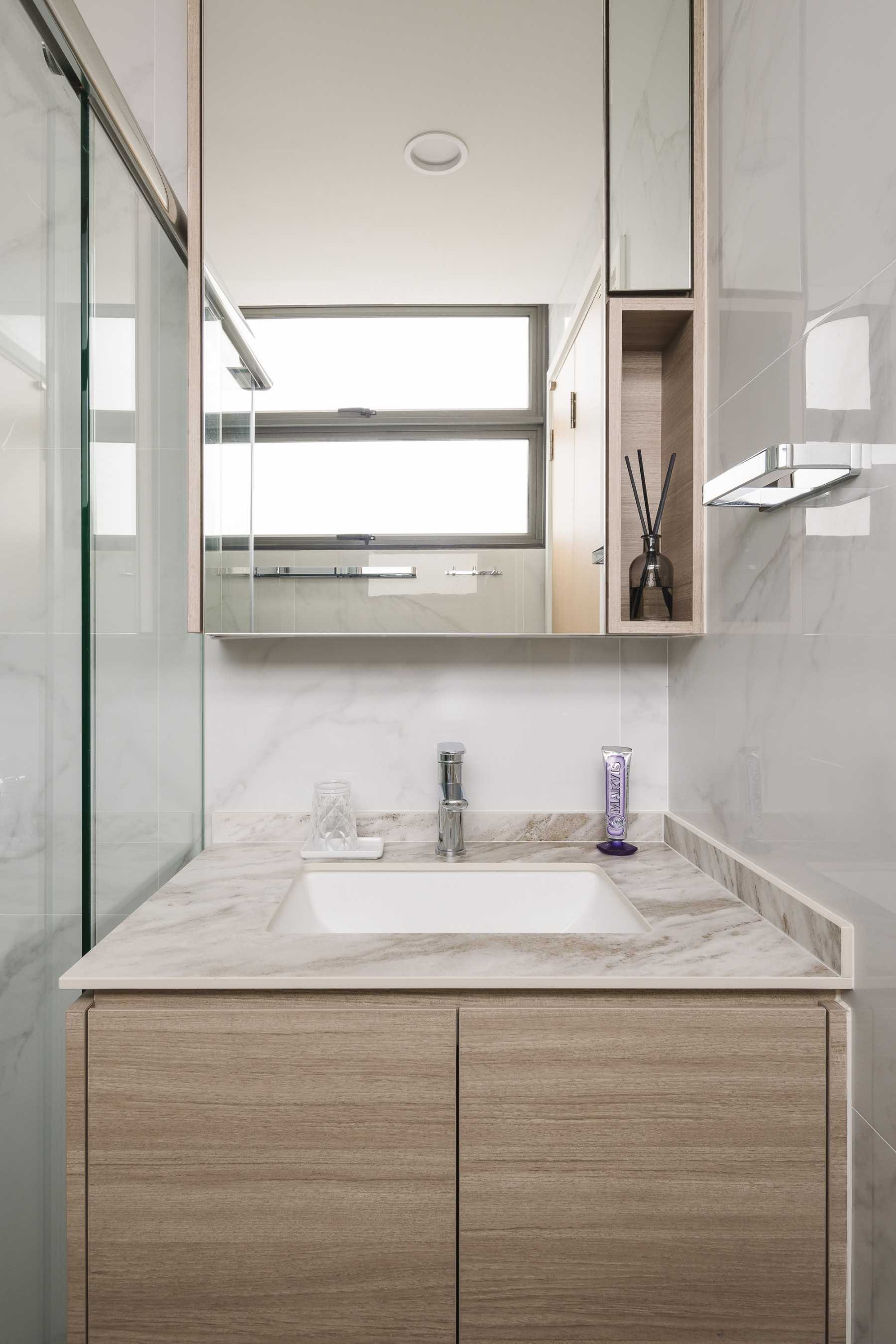 Modern Bathroom with Mirror and Bathroom Storage