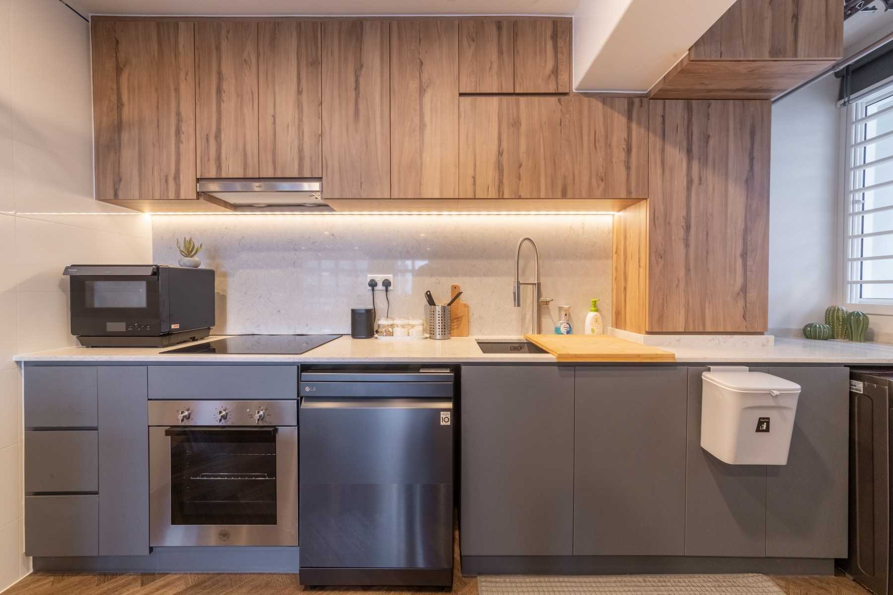 Modern Kitchen with Open Kitchen and Kitchen Backsplash