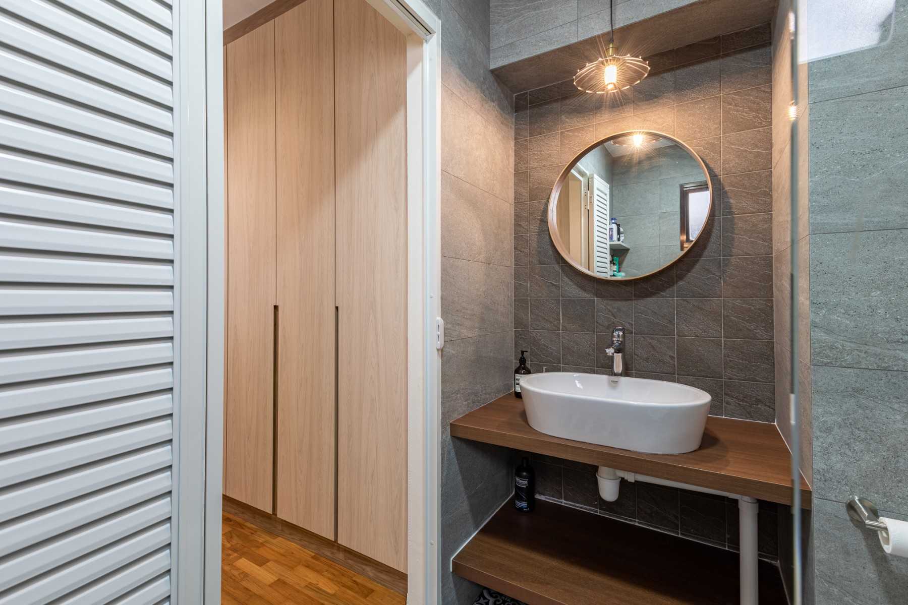 Scandinavian Bathroom with Mirror and Bathroom Storage