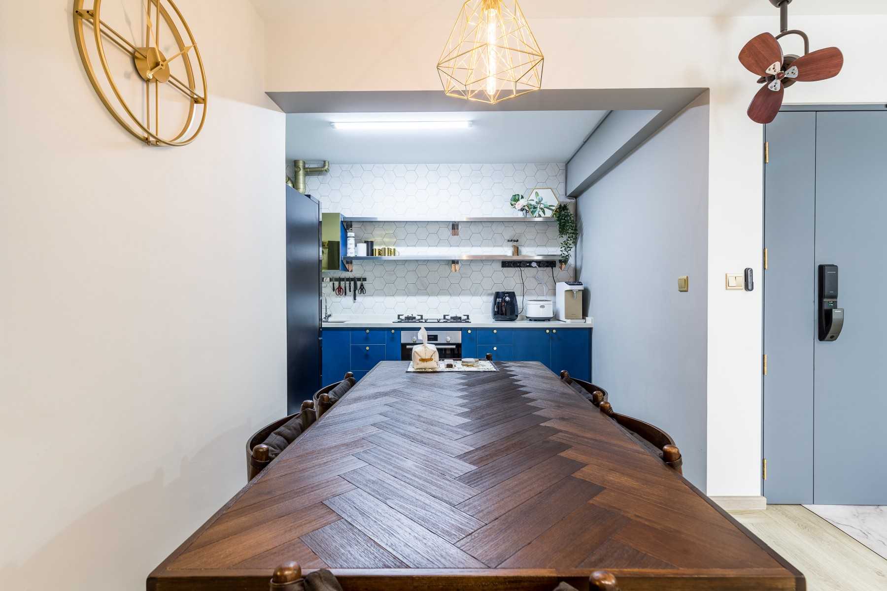 Contemporary Dining Room with Dining Table and Dining Chairs