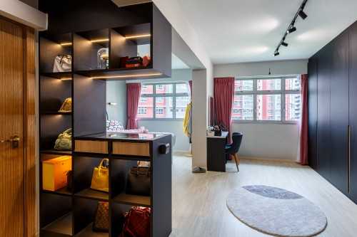 Modern Walk-in Wardrobe at West Edge @ Bukit Batok