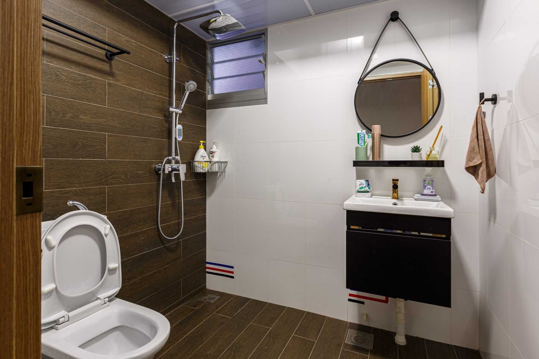 Modern Bathroom with Countertop and Homogeneous Tiles