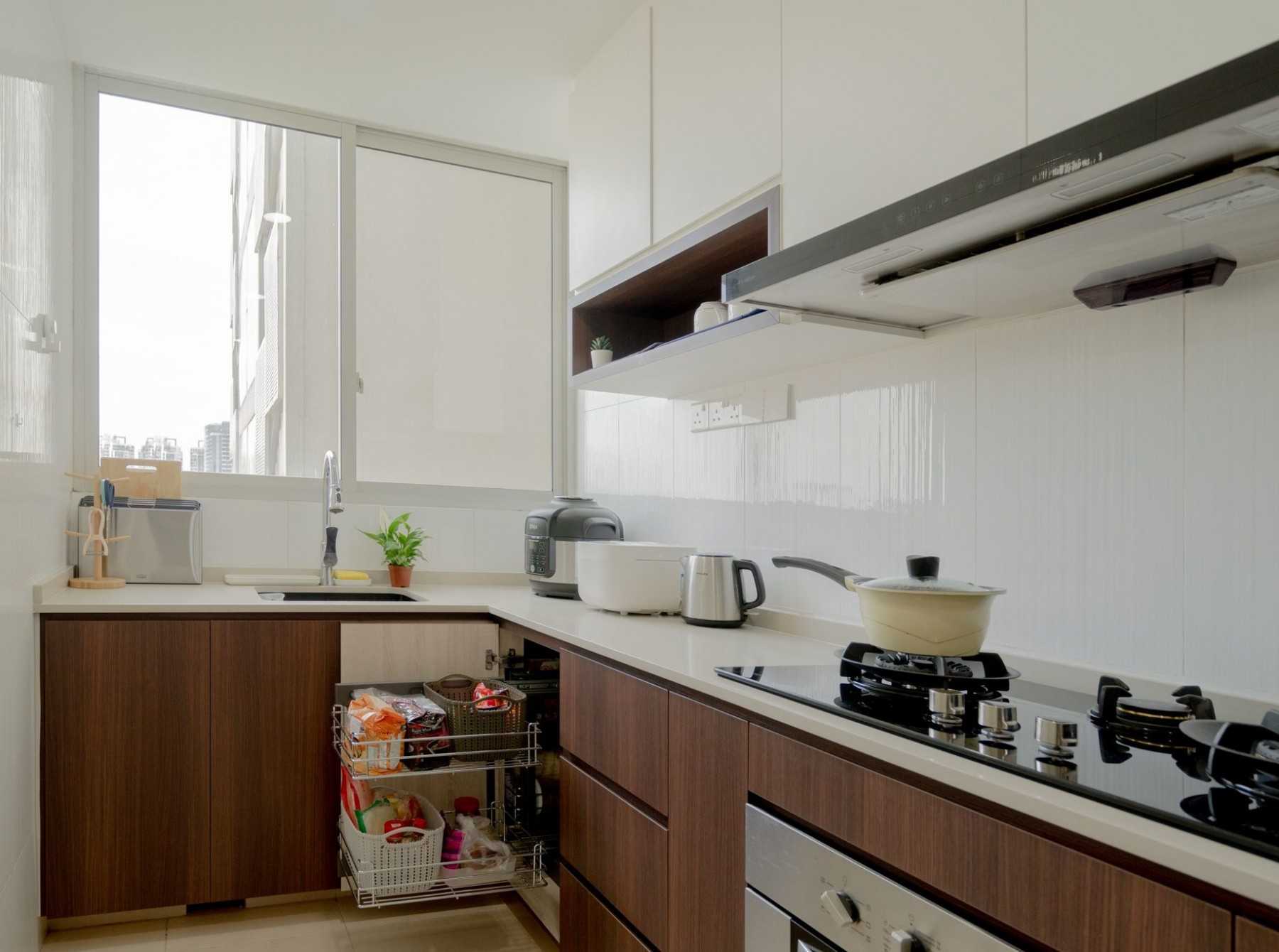 Modern Kitchen with Countertop and Homogeneous Tiles