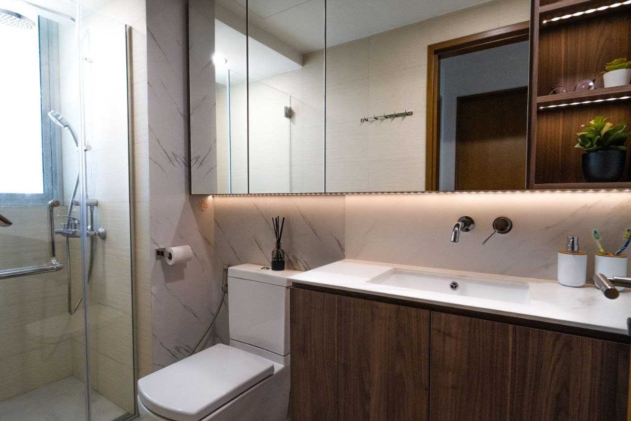 Modern Bathroom with Countertop and Mirror