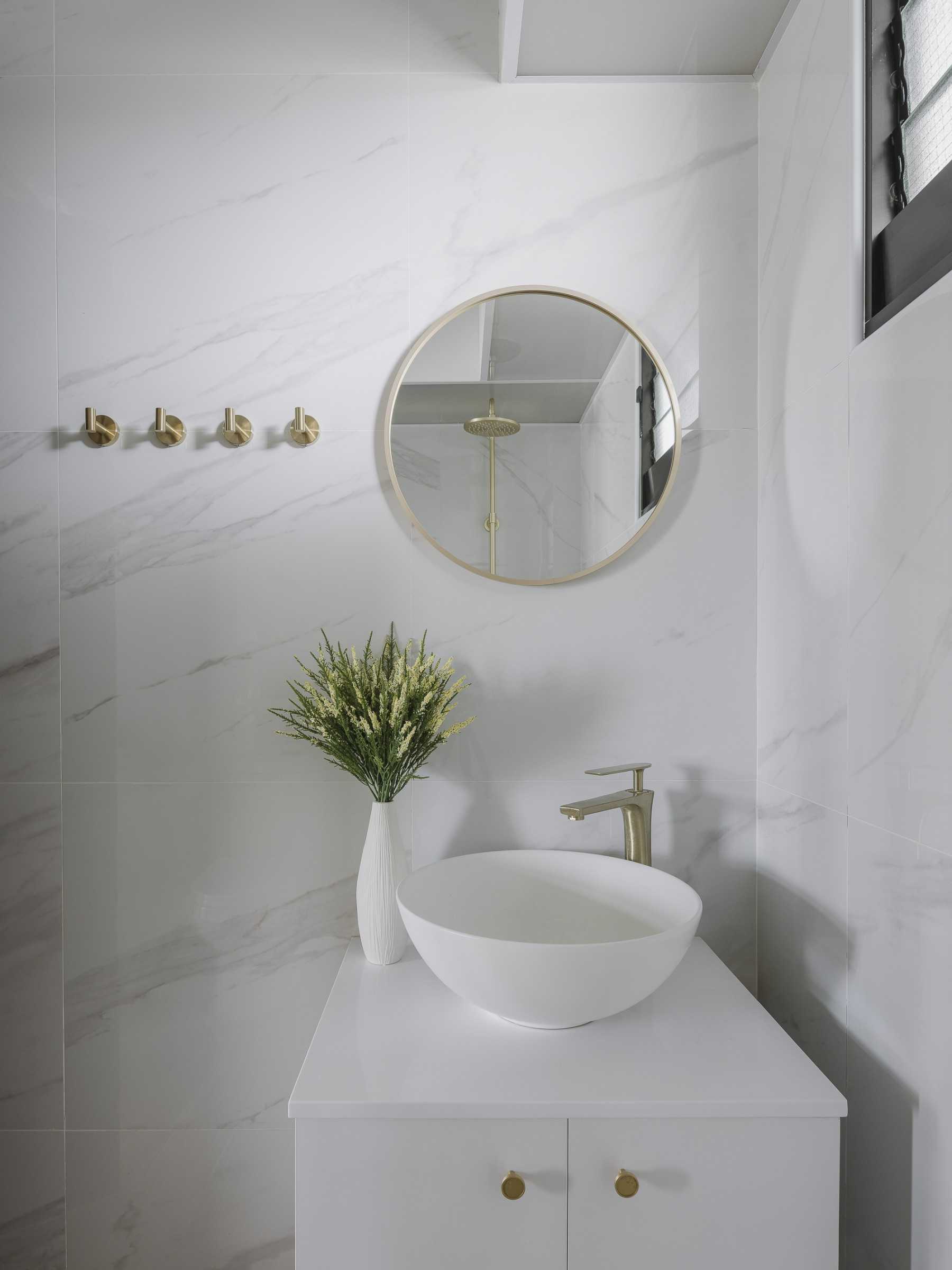 Scandinavian Bathroom with Mirror and Bathroom Storage