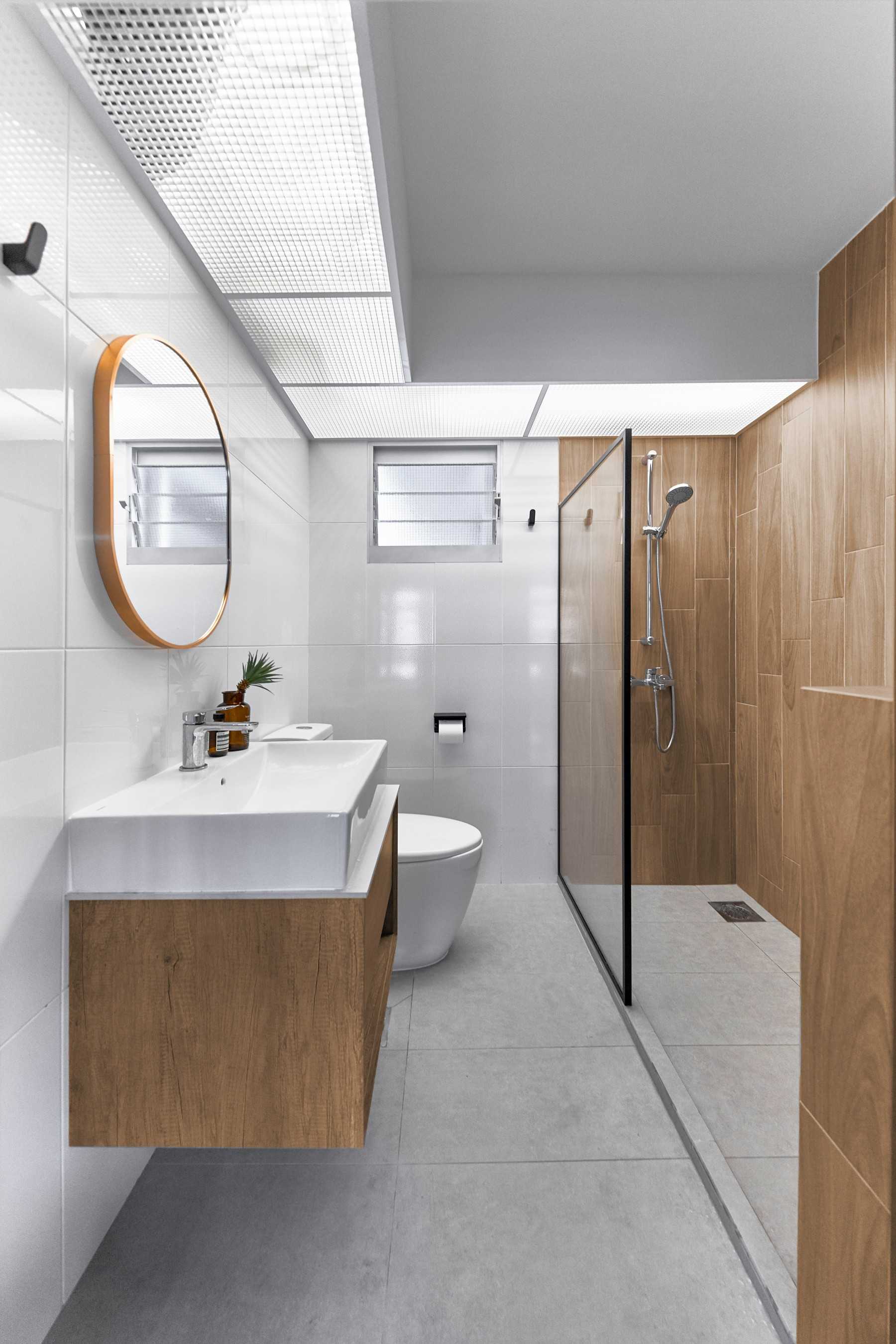 Contemporary Bathroom with Mirror and Bathroom Storage