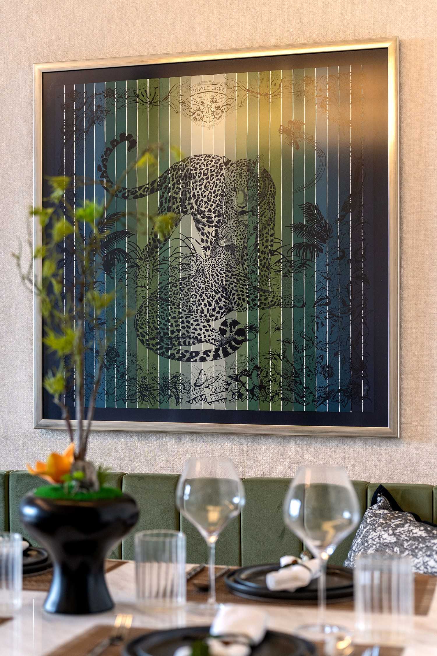 Contemporary Dining Room with Dining Table and Dining Chairs