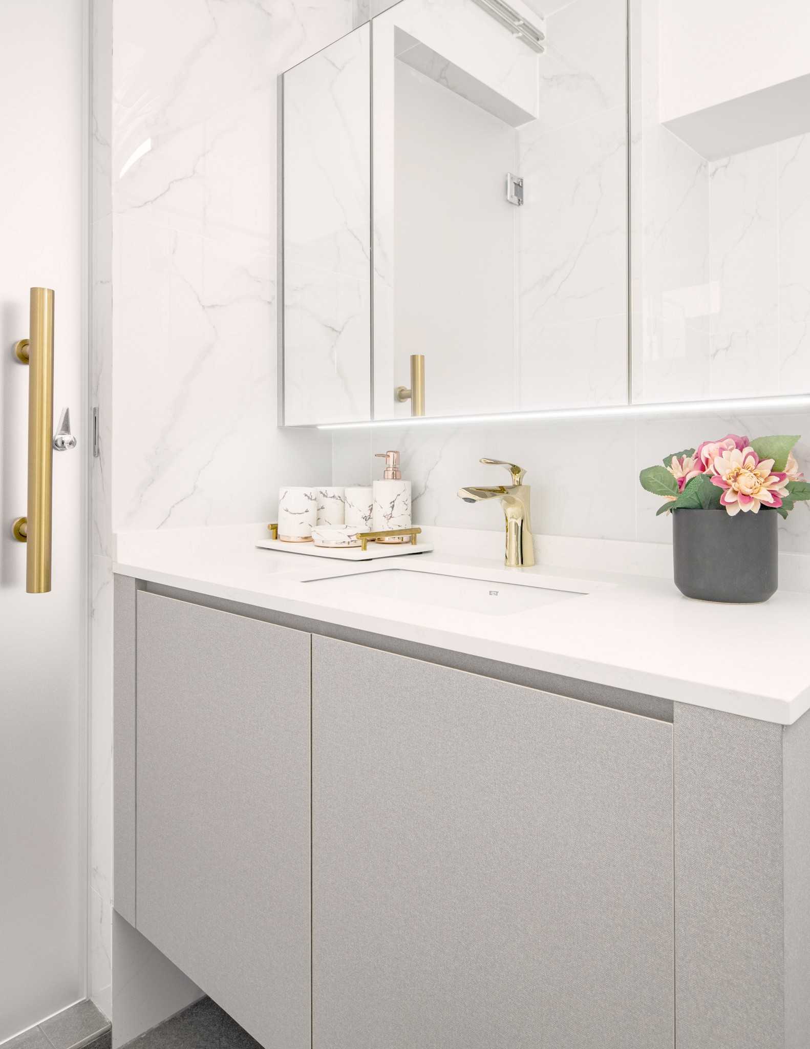 Modern Bathroom with Mirror and Bathroom Storage