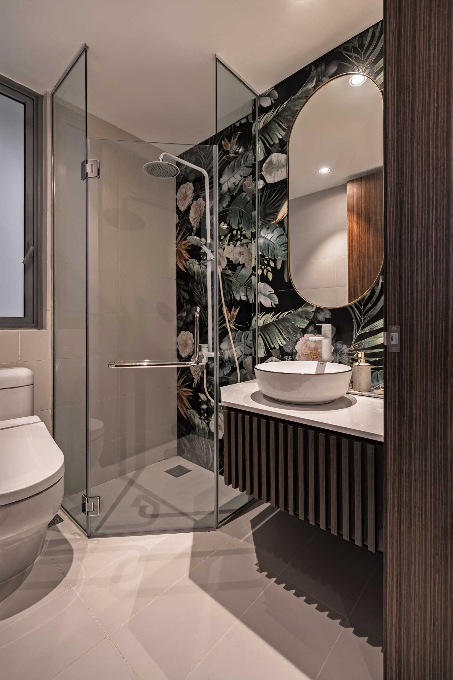 Contemporary Bathroom with Mirror and Bathroom Storage